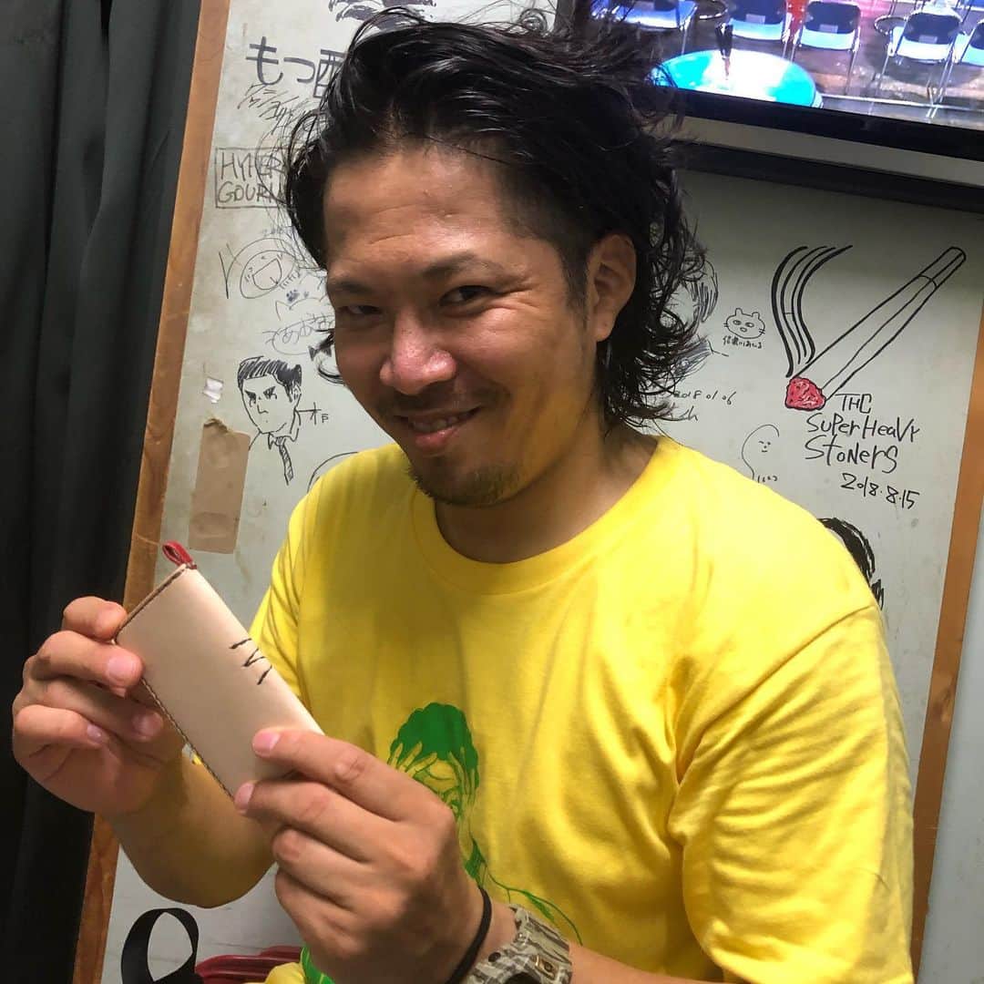 のインスタグラム：「漫画家クロマツテツロウ先生に私が作ったレザーカードケース渡せました‼︎﻿ ﻿ #レザークラフト﻿ #クロマツテツロウ﻿ #アメカジボーイズ ﻿ #amecajiboys ﻿ #アメカジ ﻿ #アメカジ散策」