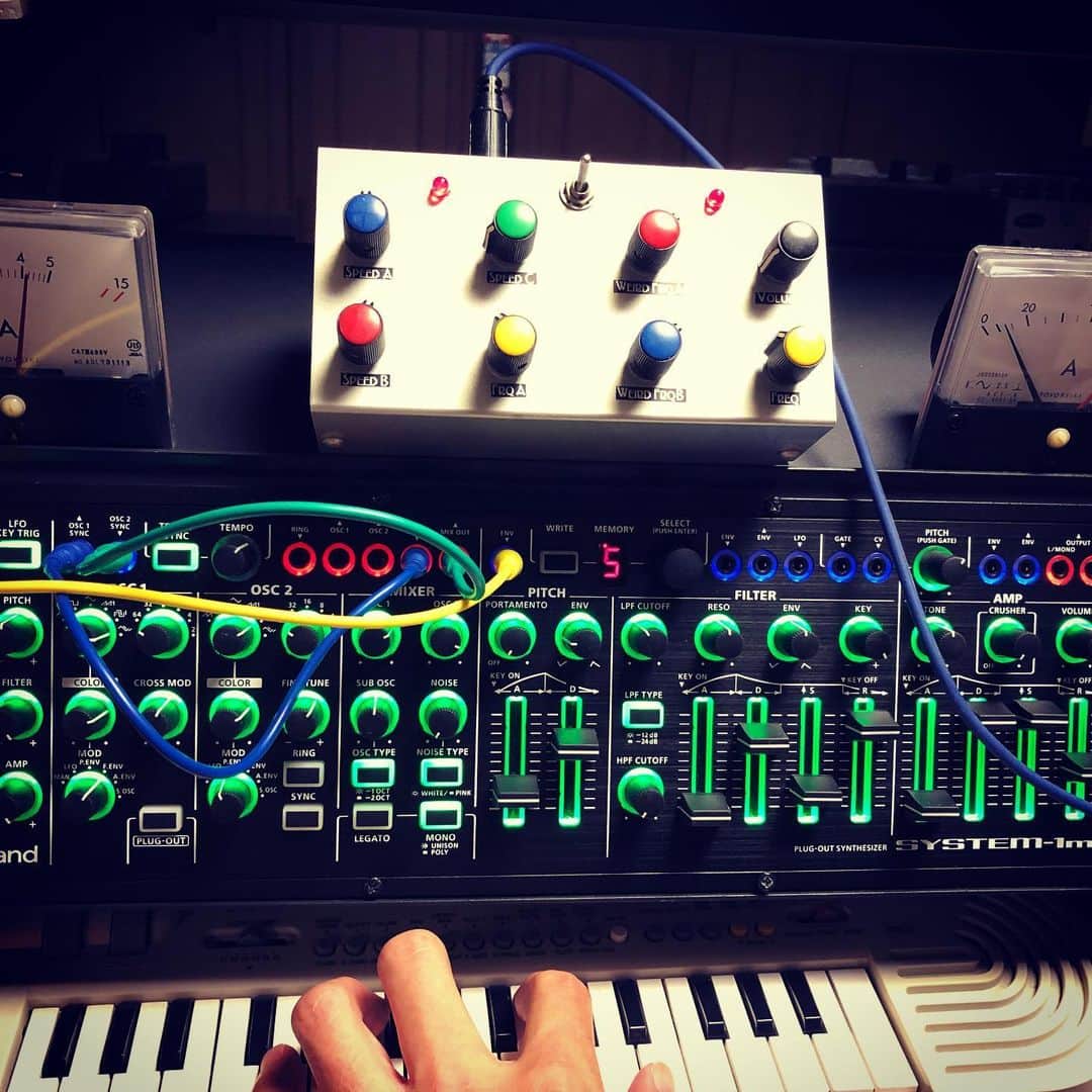 オカノアキラのインスタグラム：「遂にモジュラーシンセサイザーゲットだぜ！ #system1m #モジュラーシンセ #モジュラーシンセサイザー #ミュージシャンっぽい #デジタルだけど #roland #色綺麗すぎ #パッチング #cvgate #usbオーディオインターフェイス #好きな音 #低音出てる #高音ヤバイ #モジュラーおじさん #ポリシンセなところが良い」