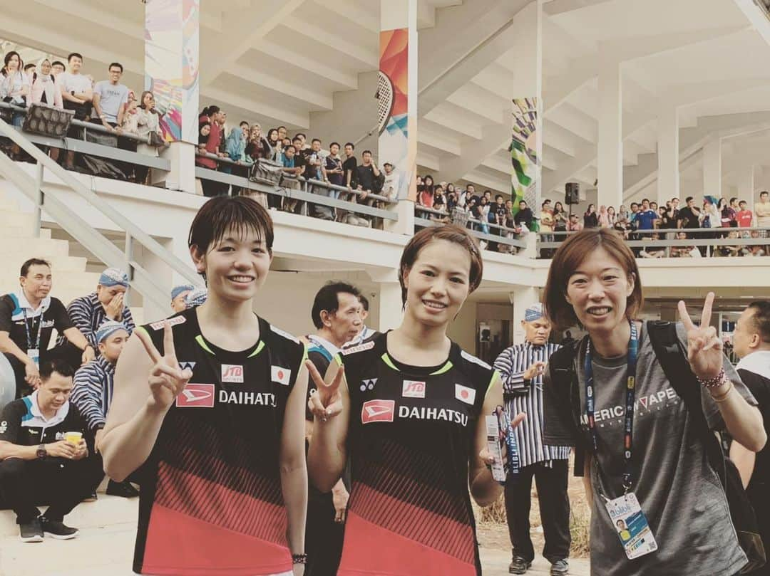 末綱聡子のインスタグラム：「インドネシアOP🏸 フクヒロ、2年連続決勝進出はすごい👍🏸 明日もフクヒロらしく頑張れ👍 私もサポート頑張らなくちゃ👍 後ろにはファンの方がたくさん😊 大歓声の中で試合が出来る事は本当幸せな事だなぁ😌  #アメリカンベイプ岐阜 #アメリカンベイプバドミントン #フクヒロ #明日も頑張れ👍 #目の下のクマ…笑笑」