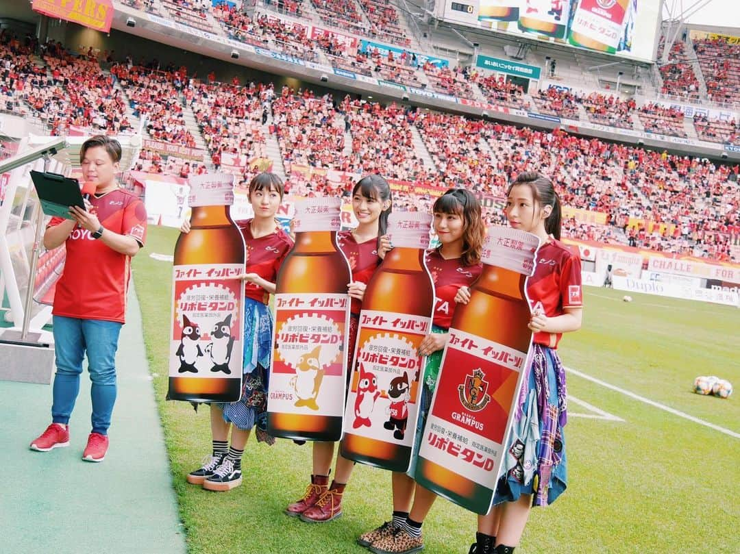 坂本遥奈さんのインスタグラム写真 - (坂本遥奈Instagram)「今日は鯱の大祭典🎉 初めての方もたくさん声をかけてくれて、グランパスファミリーの皆さんめちゃめちゃ優しくて嬉しかったです(^^) 試合は同点。最後の最後で、、悔しいー！！ 前田選手、宮原選手のGOAL。 選手皆さん、とてもかっこよかったです😭😭 鯱の大祭典まだこれから始まったばかりです！！ みんなで一緒に応援しましょう📣 にしても、豊田スタジアム大きすぎた。 いつかライブやりたいー！！ って思ったなぁ 夢がまた一つ増えました(^^) #名古屋グランパス  #グランパス #ガールズインスタ部 #豊田スタジアム #鯱の大祭典 #ヨースケさん #名古屋港水族館 #リポビタンD #グランパスジュニア」7月20日 21時40分 - haruna_sakamoto_official