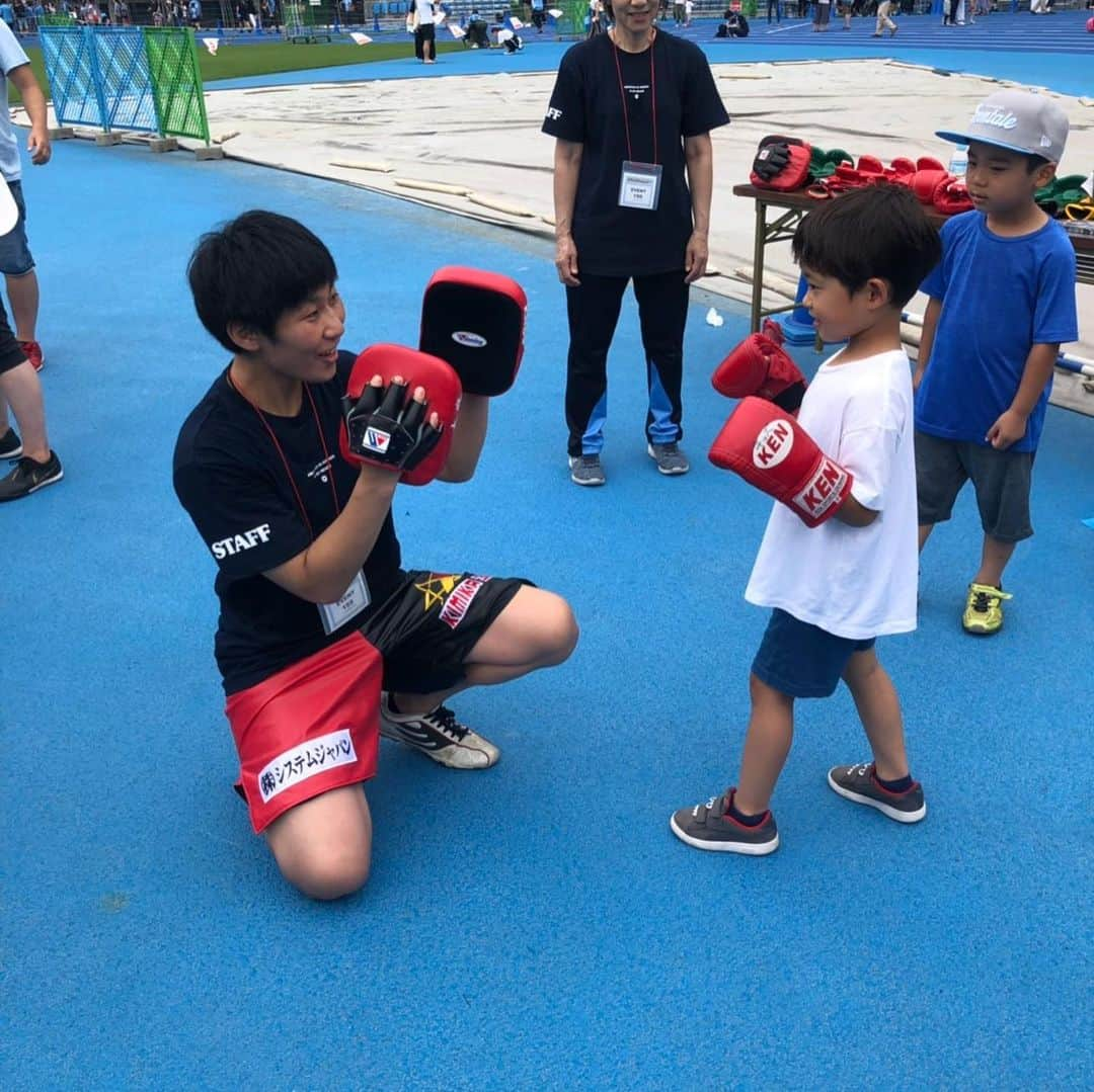 小林悠さんのインスタグラム写真 - (小林悠Instagram)「ファン感謝デー  今日は暑い中ファン感謝デーに来ていただきありがとうございました😊  1万人以上のサポーターが来てくれたみたいで、その中の2000人くらいと握手をさせて頂きました🤝😄 1人1人と話す時間は短かったですが、たくさんの方と触れ合うことができてとても嬉しかったです☺️ そのあとはステージに上がらせてもらい、スキマスイッチのしんたさんのピアノで尾崎豊さんの  I  LOVE  YOUを歌わさせて頂きました🥺  ここだけの話‥‥‥めちゃくちゃ気持ちよかったです😎笑  しんたさん本当にありがとうございました🥺  えーちゃんのためにみんなで『負けないで』を歌った時は自分のチームはなんて良いチームなんだと思いました🥺笑  そんなフロンターレで優勝したい！  この仲間達と優勝したい！  そう強く思いました😆👍 今日いろいろなことに関わってくれたスタッフの皆さん本当にありがとうございました😌  後半戦も一体感を出して頑張っていきましょう👍」7月20日 21時41分 - kobayashiyu11