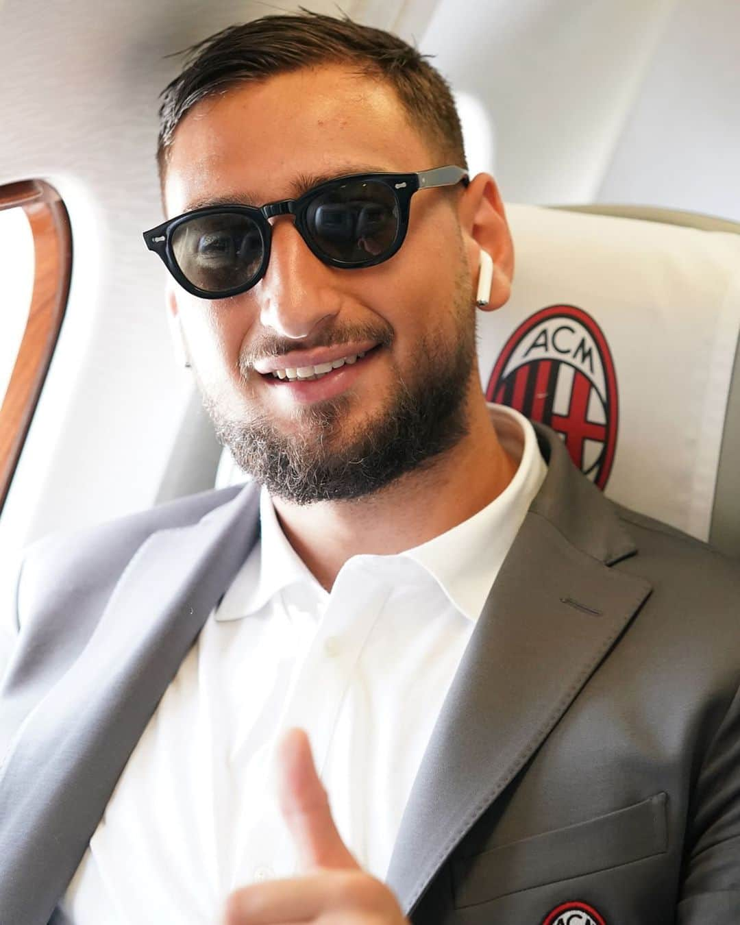 ACミランさんのインスタグラム写真 - (ACミランInstagram)「#ICC2019: here we come ✈ 📸 Safe journey, Rossoneri! 🇺🇸 📸 Buon viaggio ragazzi! 🇺🇸 #ForzaMilan #FollowTheFlames」7月20日 21時45分 - acmilan