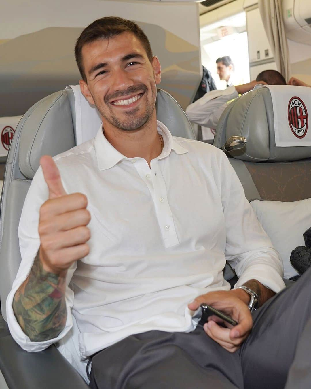 ACミランさんのインスタグラム写真 - (ACミランInstagram)「#ICC2019: here we come ✈ 📸 Safe journey, Rossoneri! 🇺🇸 📸 Buon viaggio ragazzi! 🇺🇸 #ForzaMilan #FollowTheFlames」7月20日 21時45分 - acmilan