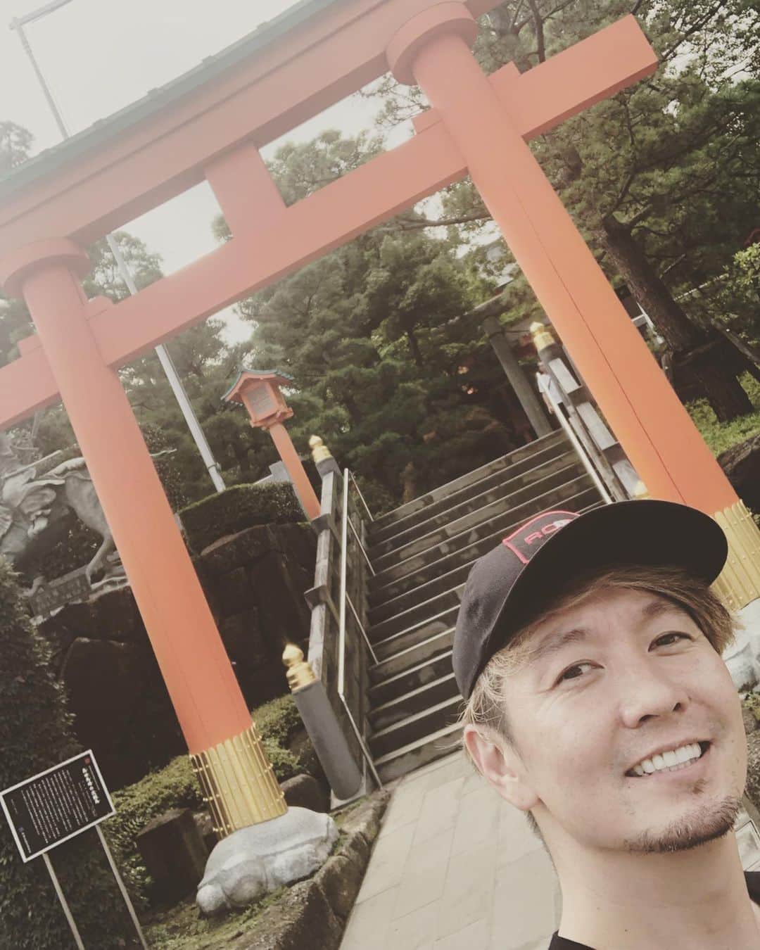 SHOCK EYEさんのインスタグラム写真 - (SHOCK EYEInstagram)「穴八幡宮 蟲封じ（乳幼児の夜泣き、疳の虫を封じる）で、有名な神社。 他にも、開運や商売繁昌などを求めて多くの人が参拝にくるよ。 鮮やかな朱色の門、本殿は黒塗りで視覚的にもとてもかっこよくて、好きな神社の１つ。 一陽来復の御守りは、冬至からの2ヶ月の間しかもらえないから、とても人気。 金運アップだって^_^ : : Ana Hachimangu Shrine  This shrine is well known for curing  children’s tantrum and baby’s crying at night.  Also many people come here to pray for better luck and thriving business. The very bright red color gate and the black painted main shrine makes visually so cool.  The charm of “Ichiyoraifuku”(return of spring) is only available for two months from the winter solstice. They are very popular and brings you better economic fortune!  #神社 #運気アップ #穴八幡宮 #東京 #早稲田 #shrine #shintoshrine #spiritualplace #healingenergy #tokyoguide #japan #anahachimangu」7月20日 21時56分 - shockeye_official