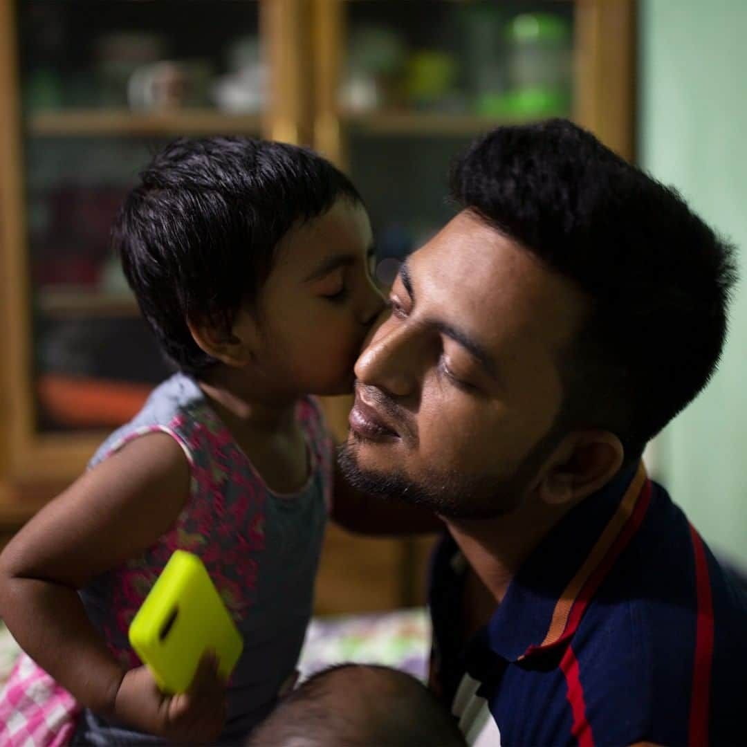 unicefさんのインスタグラム写真 - (unicefInstagram)「“Here in Bangladesh most of the caregiving is done by mothers. But it doesn’t have to be that way,” says Hussein as he receives a kiss from his daughter, Anika. “Being a father is a big responsibility and the most important part is giving time to my children.” . #EarlyMomentsMatter ©UNICEF/UN0289226/Sokol」7月20日 21時50分 - unicef