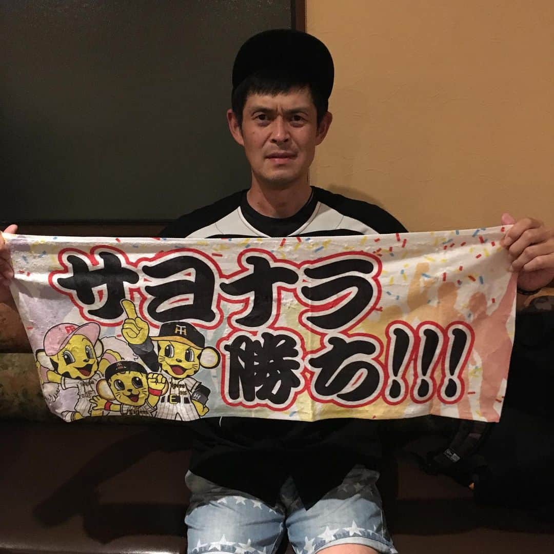 のインスタグラム：「サヨナラ！！( 'ω')ｱｻﾞｯｽ  #阪神タイガース #甲子園 #近本光司  #北條史也  #サヨナラ勝ち #限定タオル  #百楽」