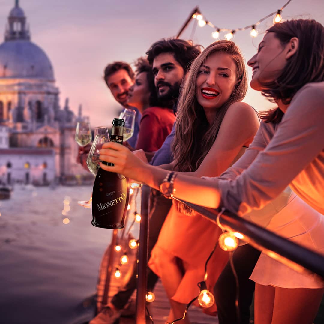 Mionetto Proseccoさんのインスタグラム写真 - (Mionetto ProseccoInstagram)「Have you ever experienced the magic of the #Redentore night? The sunset over the Lagoon, the fireworks, the atmosphere of a timeless city and a glass of Mionetto to celebrate the moment! #mionettoprosecco」7月20日 22時00分 - mionetto_prosecco
