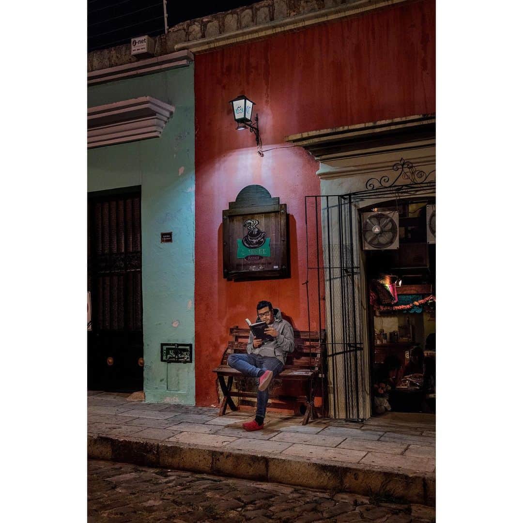 スティーブ・マカリーさんのインスタグラム写真 - (スティーブ・マカリーInstagram)「“Reading is a means of thinking with another person’s mind; it forces you to stretch your own.” – Charles Scribner  1st image: La Estrella Herida sculpture, #Barcelona, #Spain, 2018.  2nd image: Small bookstore owner, #Kolkata, #India, 2018.  3rd image: Man reading outside a cafe, #Oaxaca, #Mexico, 2018.  4th image: Ho Chi Mihn City, #Vietnam, 2019.」7月20日 22時02分 - stevemccurryofficial