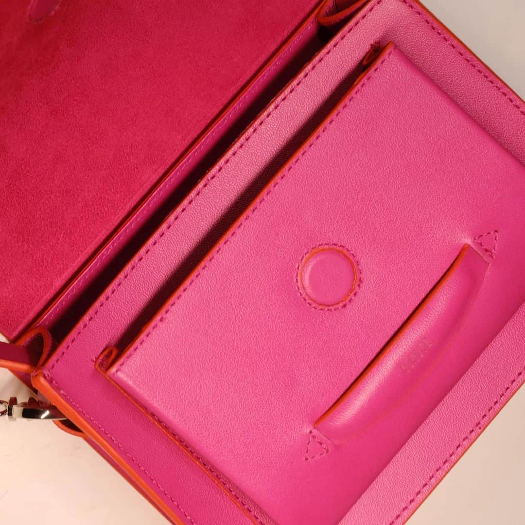 Schutzのインスタグラム：「PALOMA DETAILS 💕 #schutzhandbags #palomahandbags」