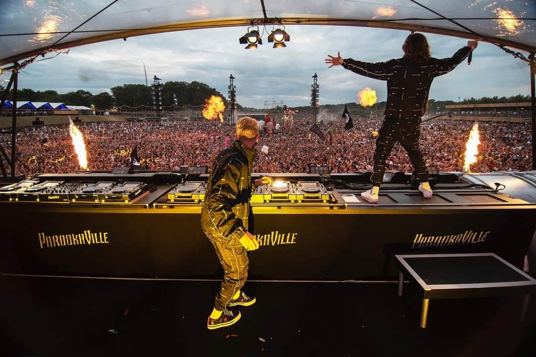 Yellow M.F. Clawさんのインスタグラム写真 - (Yellow M.F. ClawInstagram)「LOTTA PEEPS AT PAROOKAVILLE AND TWO CUTE ALPACAS AT NATURE CAFE IN SEOUL. 😍」7月20日 22時05分 - yellowclaw