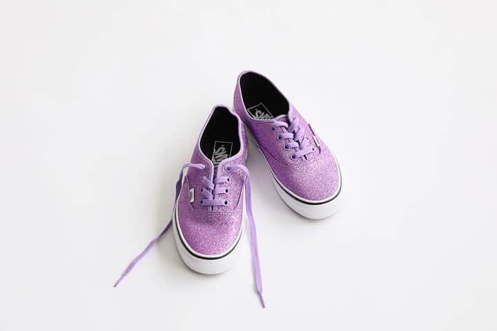 のインスタグラム：「﻿ ﻿ Buyer's recommend!﻿ ﻿ 季節問わず履いていただけるスニーカーは幾つあってもほしいもの。﻿ ﻿ 今週は、vansのラインナップ豊富に入荷してきましたのでご紹介いたします。﻿ ﻿ ﻿ page1~2 ﻿ vans SMU AUTHENTIC﻿ 7/20(sat)より、国内独占販売が実現したAUTHENTIC限定カラーが発売！﻿ きらめくパープルのグリッターが目を惹くこちらのモデル。履くだけで気分も上がる一足です。﻿ ￥7,000+tax / no:19093463004830﻿ ﻿ page3~8 ﻿ vans AUTHENTIC 44DX / ERA 95DX﻿ vans好きの中には既にリピーターの方もはず。﻿ バツグンの履き心地とポップなカラーリングが魅力的なアナハイムシリーズは、オーセンティックとエラの2タイプでご用意しております。﻿ 各々￥8,500+tax no:19093463005930 / no:19093463006030﻿ ﻿ ﻿ ﻿ ﻿ #vans﻿ #sneakers﻿ #baycrews﻿ #mens﻿ #ladys﻿ #relume﻿ #journalstandardrelume﻿ ﻿ ﻿」