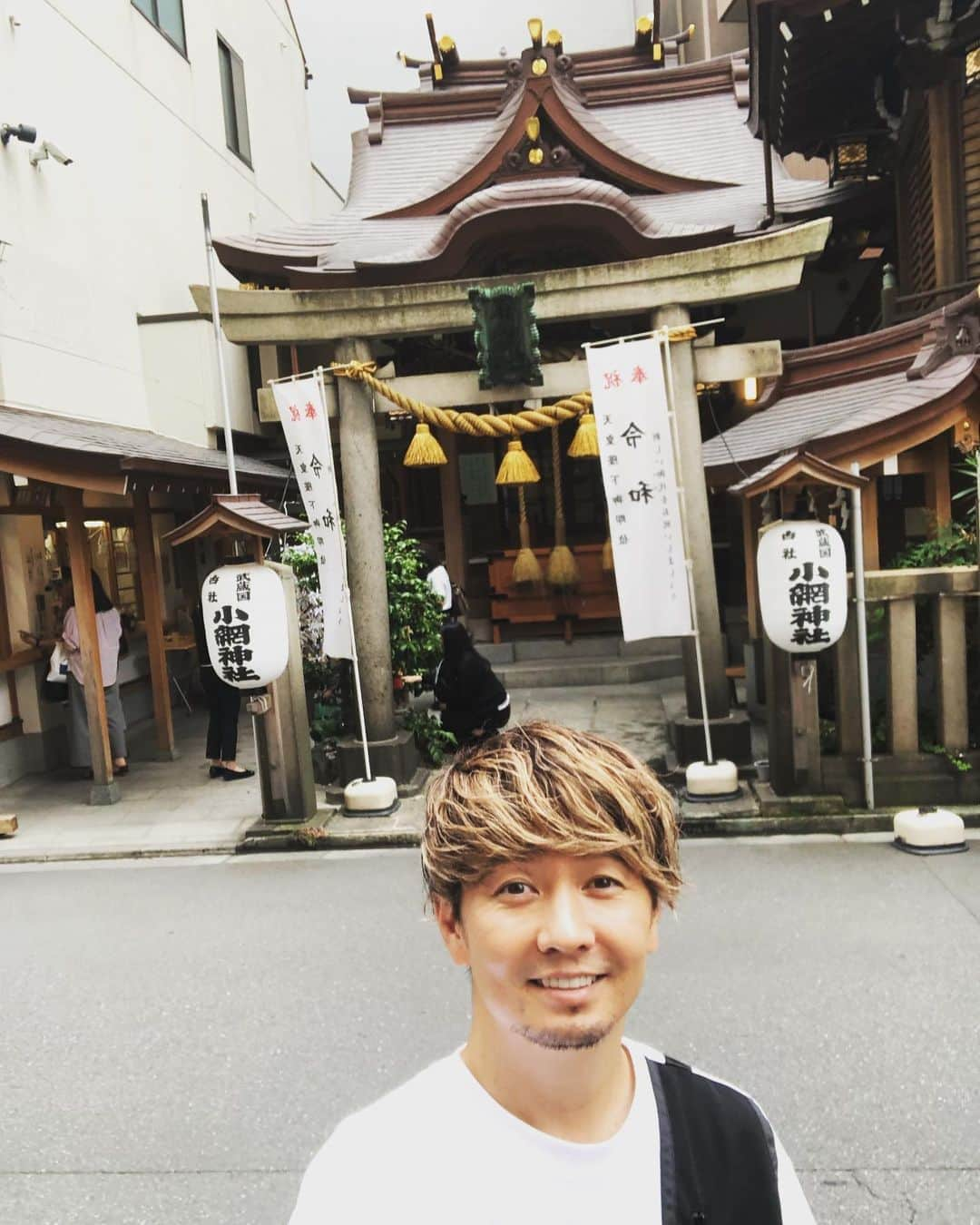 SHOCK EYEさんのインスタグラム写真 - (SHOCK EYEInstagram)「小網神社⛩ 日本橋のビルの間に突如現れるこの小さな神社は、東京の大空襲でも焼けずに残ったことなどから、強運の神社と言われているよ。 いつ行っても、ひっきりなしに参拝客が訪れる人気スポット。 都内で特に好きな神社の１つだよー : : Koami Shrine This small shrine appears suddenly between many buildings in Nihonbashi.  This shrine survived from the Great Tokyo Air Raid without burning. Therefore this place is well know as brings you a great luck.  You will see many visitors coming in all the time.  This shrine is one of my favorite in Tokyo.  #神社 #小網神社 #日本橋 #shrine #shintoshrine #tokyoguide #koamishrine #greatluck #spiritualplace #healingenergy #nihonbashi」7月20日 22時06分 - shockeye_official