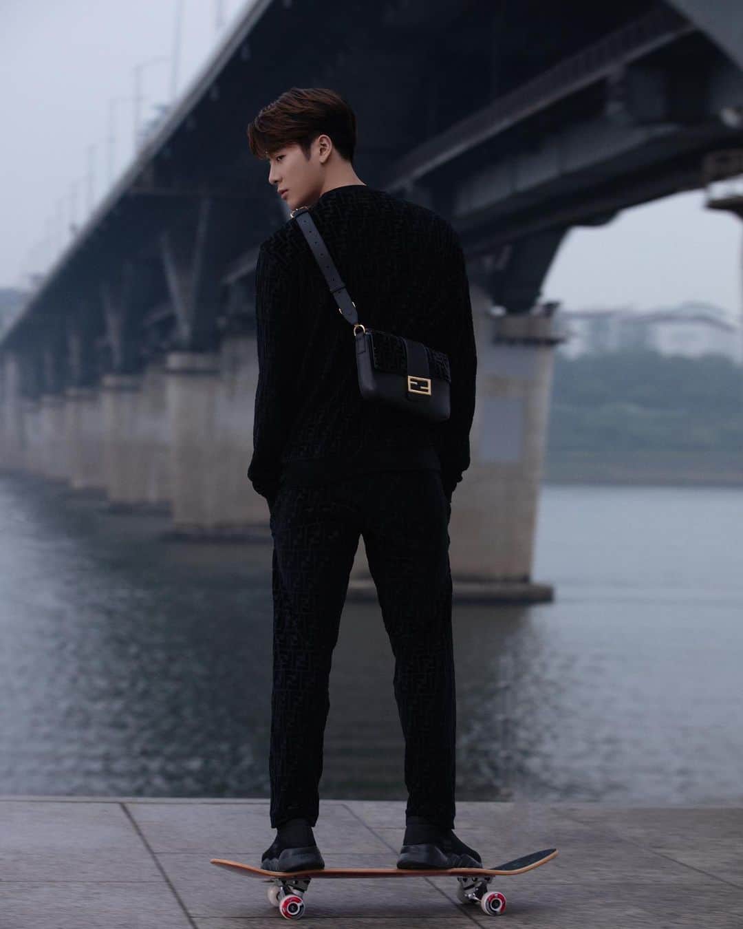 Fendiさんのインスタグラム写真 - (FendiInstagram)「After its recent debut in the #FendiFW19 men’s collection, the #FendiBaguette makes a strong style statement in the Fendi X Jackson Wang edit that brings a new sense of streetwear into #Fendi’s time-honored signature. #FendiXJacksonWang #FisforFendi #JacksonWang  Available on Fendi.cn and selected boutiques in China from July 20th Available on Fendi.com and selected boutiques worldwide from July 26th Discover more on @fisforfendi - FENDI x Jackson Wang限定联名系列 为全新推出的男士Baguette手袋增添极具辨识度的街头风格 7月20日，Fendi.cn正式发售」7月20日 22時10分 - fendi