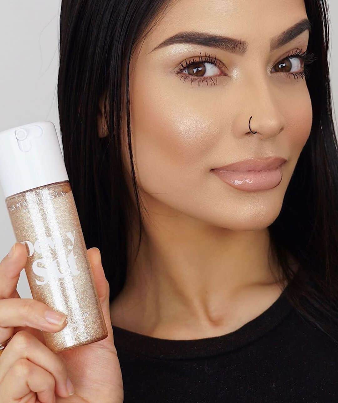 Anastasia Beverly Hillsさんのインスタグラム写真 - (Anastasia Beverly HillsInstagram)「Who loves a Dewy glow? @makeupbyalaha uses our Dewy Set Spray to set her makeup for a radiant all day glow  BROWS • Brow Powder in Medium Brown & GLOW • using our Loose Highlighters in So Hollywood & Snowflake」7月20日 22時11分 - anastasiabeverlyhills