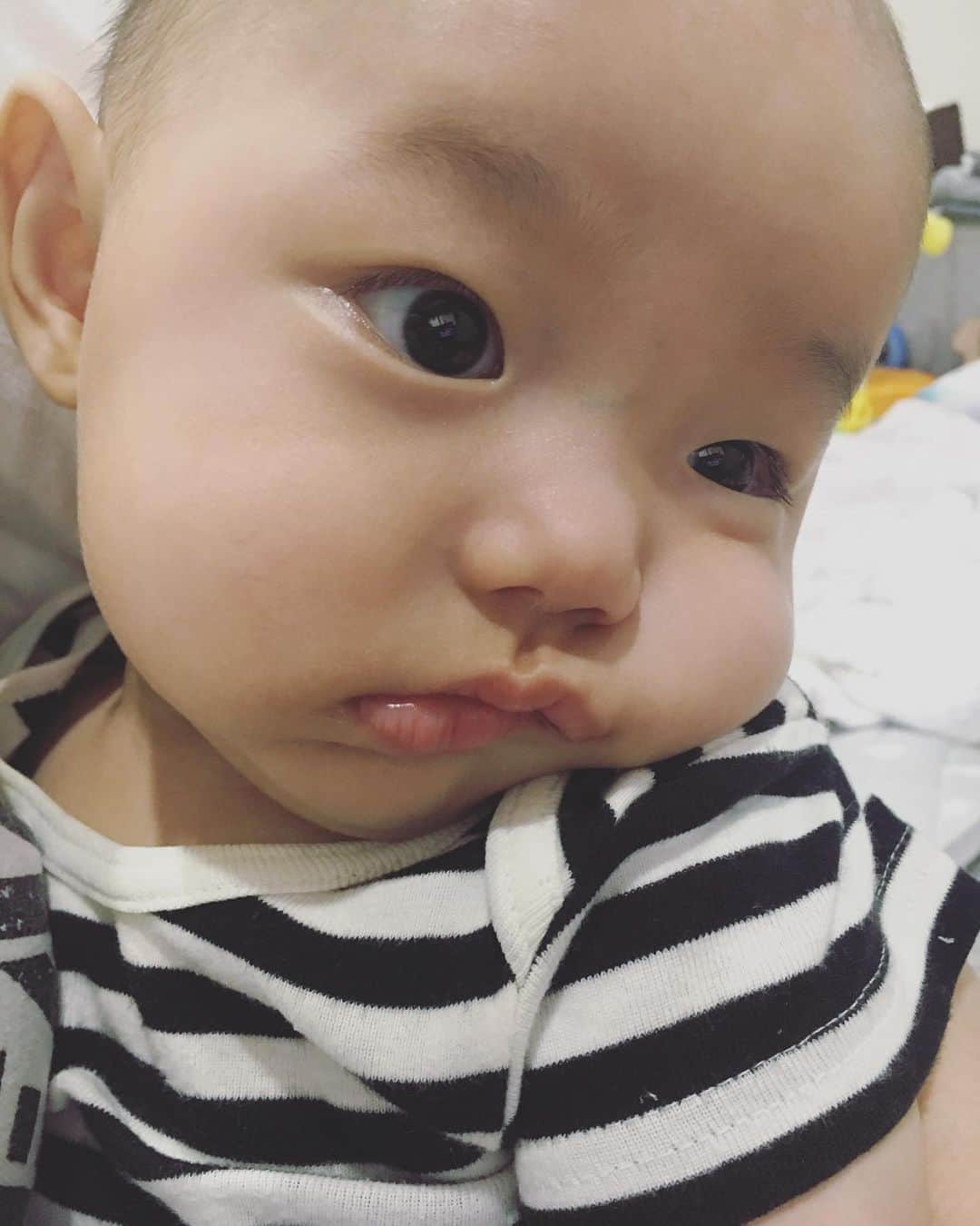 平山奈美のインスタグラム：「重力 .  #自分の肩で支えるタイプ .  #重力 #ほっぺ #平成31年産まれ #男の子ベビー #男の子ママ  #新米ママ #生後4ヶ月 #赤ちゃん#赤ちゃんのいる暮らし #プレママ #ママモデル #ベビスタグラム #コドモダカラ #baby #boy #cute #4months  #love #mylove #justbaby」
