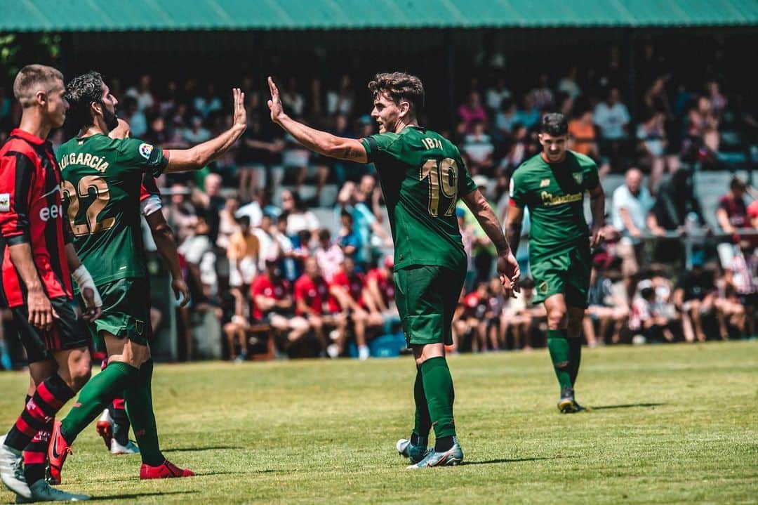 イバイ・ゴメスのインスタグラム：「‪Primer partido de pretemporada hoy en Fadura vs Arenas Club ⚽️‬ ‪Gracias por la acogida y el apoyo.‬ ‪Enhorabuena por ese centenario desde aquella copa 🏆 y suerte en la temporada.‬ ‪Aupa @athleticclub ! 🦁🔴⚪️‬ 📸: @edudf 👌🏼」