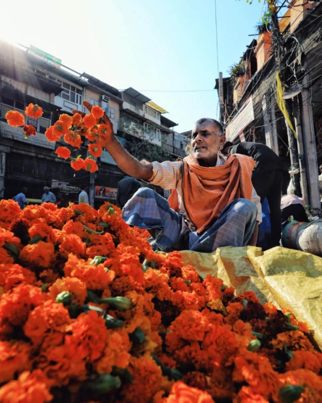 Canon Asiaのインスタグラム：「“Street portrait of a shopkeeper selling flowers 🌼.” Take a peek at this candid slice of life! You can feel the bustling energy 🔥 in the atmosphere at Chandni Chawk, one of the busiest and oldest markets in Delhi, India.  Shoot from a lower angle to capture a different perspective of mundane life, like @bhupesh_pal did in this image. A simple tweak to your photography routine can power up ⚡ otherwise monotonous pictures. For more tips to jazz up your street photography, link in bio! • 📷 Image by @bhupesh_pal shot using the Canon EOS 5D Mark IV | Canon EF 17-40mm f/4L USM Lens | f/9 | 1/500s | ISO 320 | 17mm  Want your photos to be featured too? Tag them with #canonasia or submit them on My Canon Story, link in bio!  #canonasia #photography #delhi #delhistreet #india_gram #indiapictures #india_clicks」