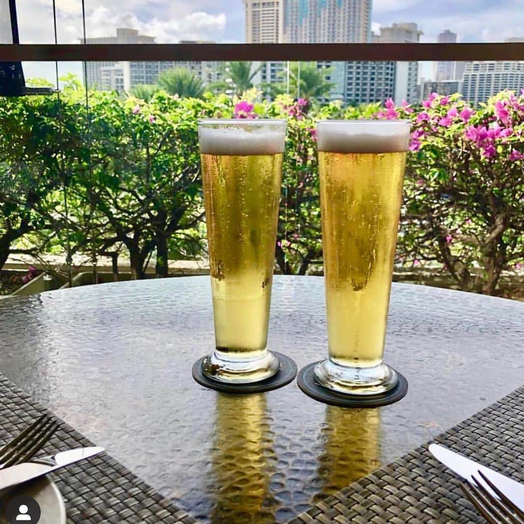 Trump Waikikiさんのインスタグラム写真 - (Trump WaikikiInstagram)「After a leisure day at the beach,  enjoy a glass of cold draft beer at Wai‘olu Ocean Cuisine. We hope to see you for Happy Hour specials‬. Live entertainment every Thursday, Friday and Saturday night. #trumpwaikiki #waioluoceancuisine #happyhour #happyhourwaikiki #seafoodrestaurantwaikiki #sushi #sushibar 📷: @shu.asa  ハワイの昼下がり、ワイオル・オーシャン・キュジーヌで冷たいビールはいかがでしょうか。ハッピーアワーもございます。木～土曜のディナータイムにはライブミュージックをお楽しみください。 #ワイオルオーシャンキュイジーヌ #トランプワイキキ #ハッピーアワー #シーフード #鮨 #ハワイでビール 📷: @shu.asa」7月20日 13時22分 - trumpwaikiki