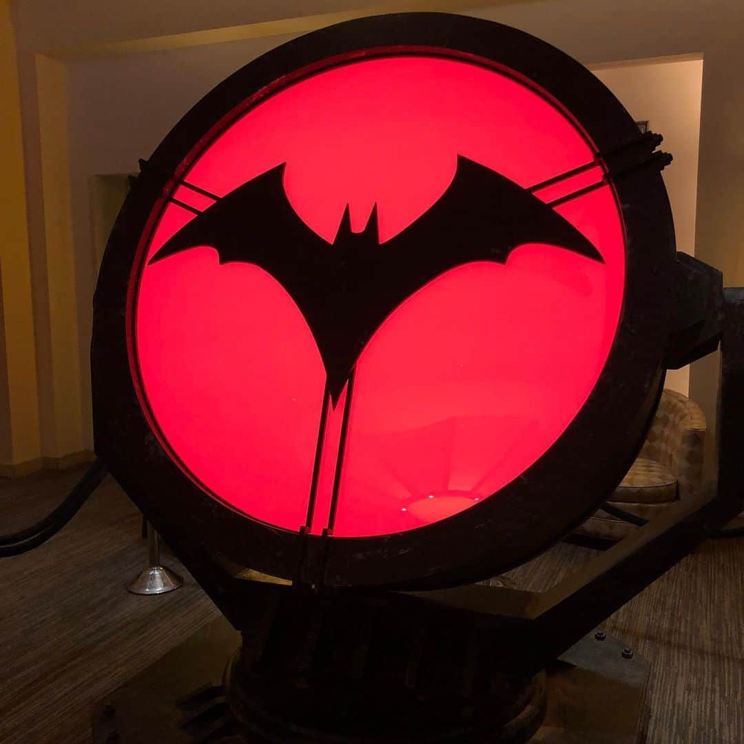 クリス・ハードウィックさんのインスタグラム写真 - (クリス・ハードウィックInstagram)「The Bat Signal at the CW Batwoman party was ruby rose. GET IT?! #batwoman #batsignal #sdcc #nerdistXsdcc」7月20日 13時26分 - nerdist