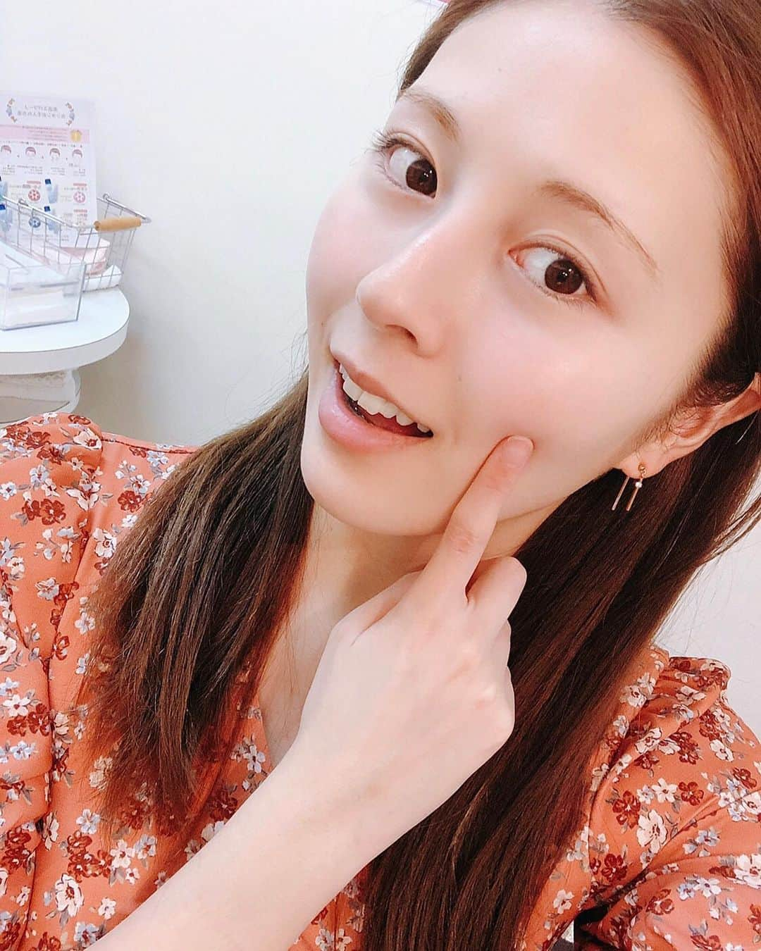 菊原梨華さんのインスタグラム写真 - (菊原梨華Instagram)「・ ・ 先日ジェイエステ渋谷店にてずっと受けてみたかった遺伝子検査結果を受けたんです！！ ➡︎ @jesthetic ・ 結果は抗酸化力強く、 もシミもシワもできにくいとゆういい結果でした❤️ ・ ですが！！！！ 敏感肌レベル判定では 肌のバリア機能が弱い体質。 とのこと😭💦 ・ 確かにいきなり痒くなったりするもんなー涙 ・ 敏感肌の人が食べた方がいい食材が書いてあって 卵、チーズ、オクラ、ナッツなどを積極的に食べました✨ ・ 念入りな保湿、セラミドやプラセンタ入りのものがいいって書いてあったから ここ1カ月がんばってて！ ・ ジェイエステの遺伝子検査を受けて運動も大切ってしってキックボクシングも通い出した！ ・ 自分がどんな肌質なのか ちゃんと遺伝子から検査できて🧬 ためになりました！！ アドバイスも書いてあるから改善もできるし受けてよかったー！！ ・ お店も綺麗だしスタッフの方が丁寧に教えてくれるよ✨ エステも受けたんだけど 肌プルップルになって まじで良かったし！ おすすめっ♥ ・ #ジェイエステ#遺伝子検査#ジェイエステ渋谷駅前店#スキンケア#美容好きな人と繋がりたい#美容マニア#ヨガ#美容day#美肌#エステ#自分磨き #PR#美容#beauty#beautiful#followme#follow」7月20日 13時39分 - happyluckyhappy