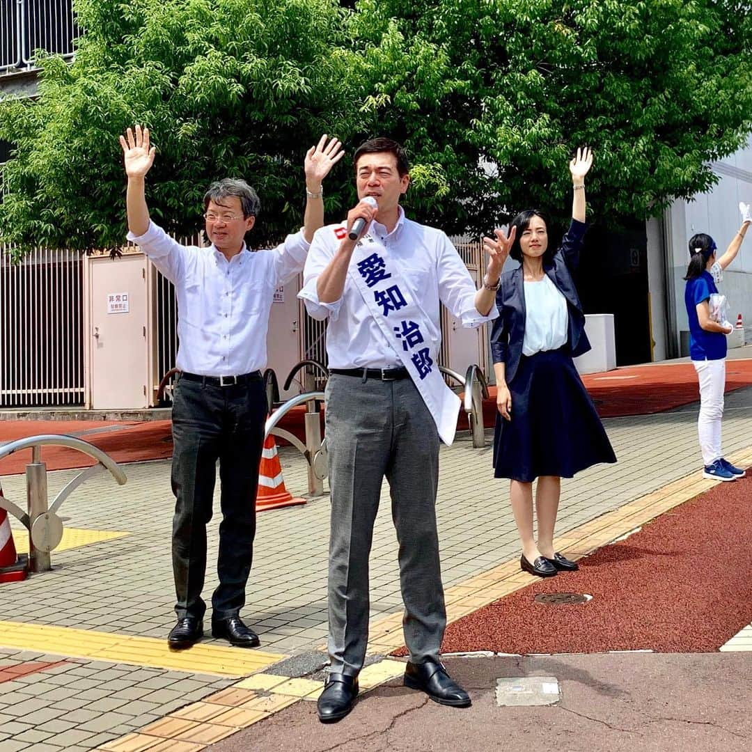 秋葉賢也さんのインスタグラム写真 - (秋葉賢也Instagram)「選挙戦最終日、朝5時に早起き会で演壇をさせて頂き、8時から愛知治郎候補と、10時からは愛知候補の奥さんと一緒に選車に乗り込んで最期のお願い❗️」7月20日 13時32分 - kenyaakiba