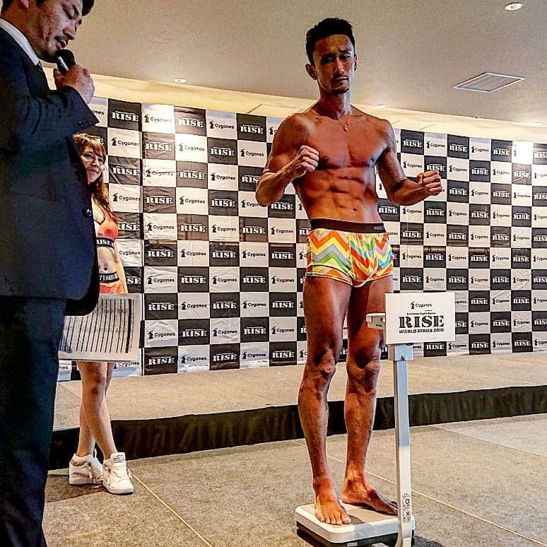 梅野源治のインスタグラム：「計量パス!! 2012年10月のK-1で初めてチャンヒョン・リーと闘った。 それから五ヶ月後にRISEのリングで再戦。 そして、再戦から六年四ヶ月ぶりに三回目の試合。 俺はムエタイ。チャンリョンリーはRISE。 お互いに自己の評価を高めてここまできた 次で三回目だ。そろそろ白黒つけようか！  #RISEWS #RISE」