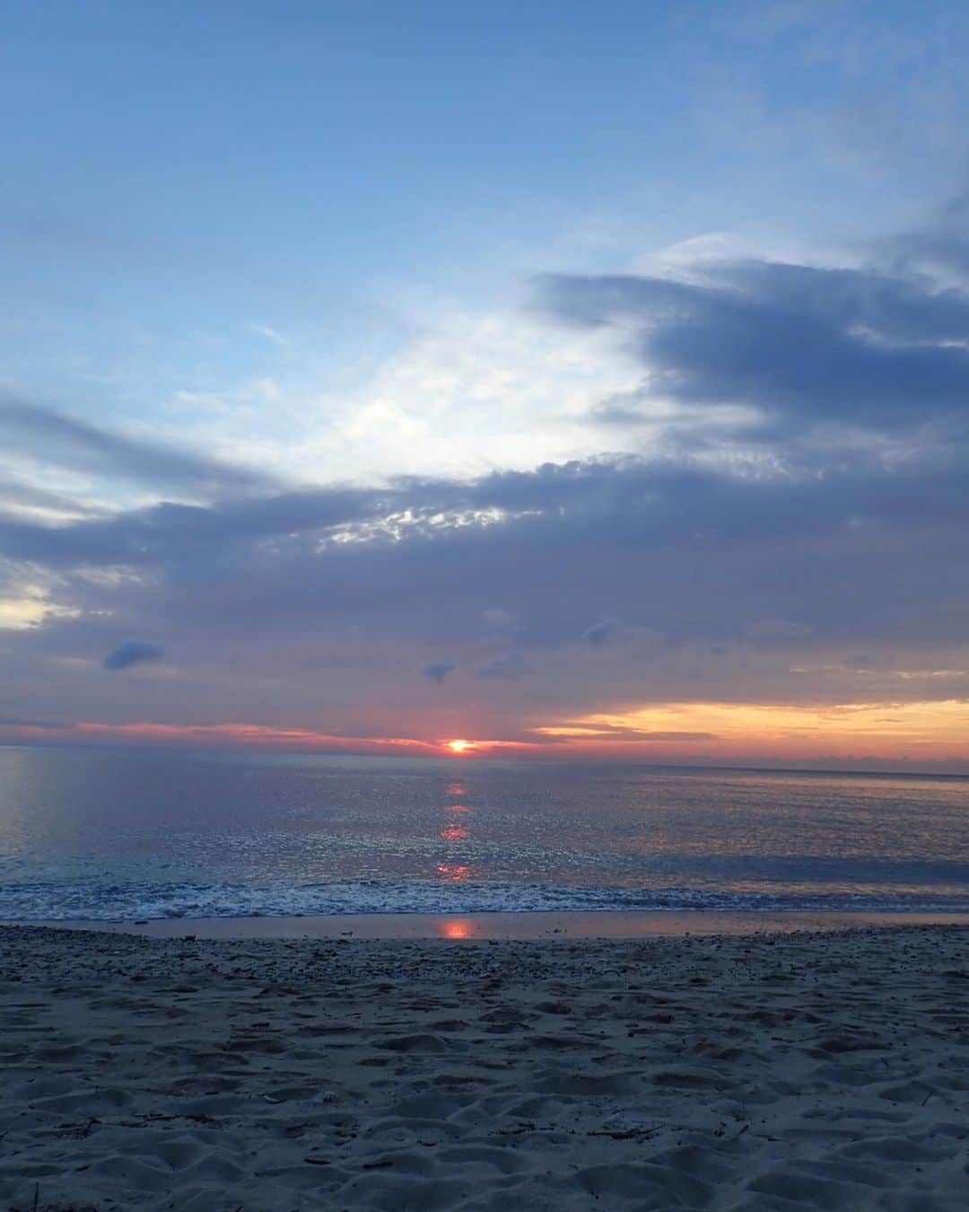 戸崎奈津さんのインスタグラム写真 - (戸崎奈津Instagram)「#奄美大島 のSunset🌇✨ ﻿ #鹿児島 #奄美 #ハートロック  #AMAMI #amamioshima #beach #amamiisland  #bikini #sunset #sunsetbeach #sunset_love #trip #heartrock」7月20日 13時36分 - naa_tsu0827
