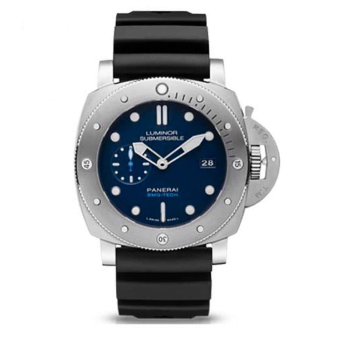 干場義雅さんのインスタグラム写真 - (干場義雅Instagram)「【お気に入りの腕時計】ずっと好きだったけど、カジュアルなスタイルの時に最近合わせることが多いのが、この「パネライ」のサブマーシブルBMG-TECH 。パネライは、イタリア海軍のために作られた腕時計というのは、もちろんご存知ですよね？  1936年に世界で初めてのダイバーズウォッチを作ったのはあまりに有名な話。海の中での作業時にも見やすいように、大きなケースで、視認性の高い文字盤や大きな数字、さらに蛍光塗料が使われているのが特徴です。ちなみに写真のサブマーシブルは、ベゼルで潜水時間を計測できるプロフェッショナルダイバーズのシリーズで、そのルーツは、1956年にエジプト海軍のために製作されたエジツィアーノです。BMGというのは、バルクメタリックガラスの略。ガラス金属とかリキッドメタルと呼ばれていて、液体の金属を、1000度から0度にするまで2秒で急速に瞬間冷却して個体にすることで、分子がランダムに固まるため、傷にも衝撃にも強いんですって。よくわからないけど、とにかく丈夫で、鉄やチタンよりも強く軽いのが特徴です。2017年のSIHHで発表してから、実際に販売するまで、なんと1年間かかった希少性の高いモデルなんです。47mmケース、ラバーストラップ、自動巻き、パワーリザーブ3日間、300m防水。で価格は146万円（税別）ということで、今日はそんなパネライの魅力をトークショーで語るために大阪へ！  タフで機能的で、男っぽいパネライは、水着の時とかに着けてると、やけに格好良く見えるんですよね。知らんけど。 ＝＝＝＝＝＝＝＝＝＝＝＝＝＝＝＝＝＝＝＝＝ #panerai  @panerai  #パネライ #sihh2019  #腕時計 #機械式時計  #機械式腕時計  #干場義雅  #yoshimasahoshiba  #FORZASTYLE  @yoshimasa_hoshiba  #気絶 #エコラグ #エロサバ #干場義雅が語る女性のお洒落  @forzastylecom  #fashion #coordinate #menswear #ootd #ootdshare #ootdfashion #instagood」7月20日 13時42分 - yoshimasa_hoshiba