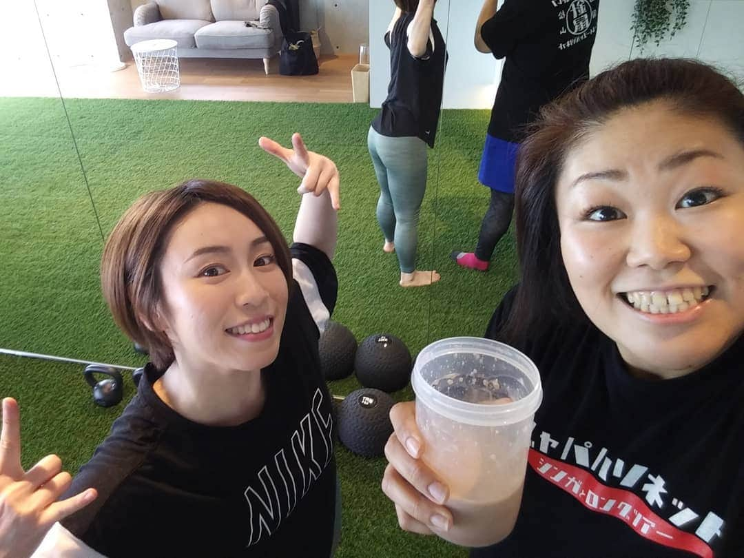 ぢゃいこさんのインスタグラム写真 - (ぢゃいこInstagram)「本日、GYM FIELDでの77回目のトレーニング。 本日の担当トレーナーはMIKIさん。 苦手な動きを再認識させてくれたり、ガチガチに凝り固まった身体を少しでも大きくスムーズに動かせるようにしたり、地味だけど大事なトレーニング🏃‍♀️✨ GYM FIELDは色んな分野に長けた色んなトレーナーさんが居て、毎回のトレーニングがホント楽しい!!!!!! しかし、、この一週間で体重が増えて喜んでたのに、この２日で２キロ減った。。 女子のバルクアップの難しさを痛感。 トレーニング後やし、好きなもん食べてやる!!!!!!! #GYMFIELD　#ジムフィールド #ジム  #トレーニング #パーソナルジム #パーソナルトレーニング #バルクアップ #肉体改造  #筋トレ #食トレ」7月20日 13時44分 - dyaimeshi