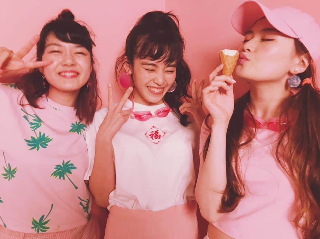 潮みかさんのインスタグラム写真 - (潮みかInstagram)「去年の夏、平成最後の夏に騒いだ『アイスとけるとヤバイ』が早くも復活🔥 夏だ！アイスだ！お祭りだ！ 今年は3都市まわっちゃうんだから😏 大阪！仙台！東京！ なんかジメジメした毎日だけど、8月9月は『アイスとけるとヤバイ』みて夏しよう🍦🌈⚡️ #アイスとけるとヤバイ  #悪い芝居  #3都市ツアー  #なとぅ」7月20日 13時50分 - ushiomika