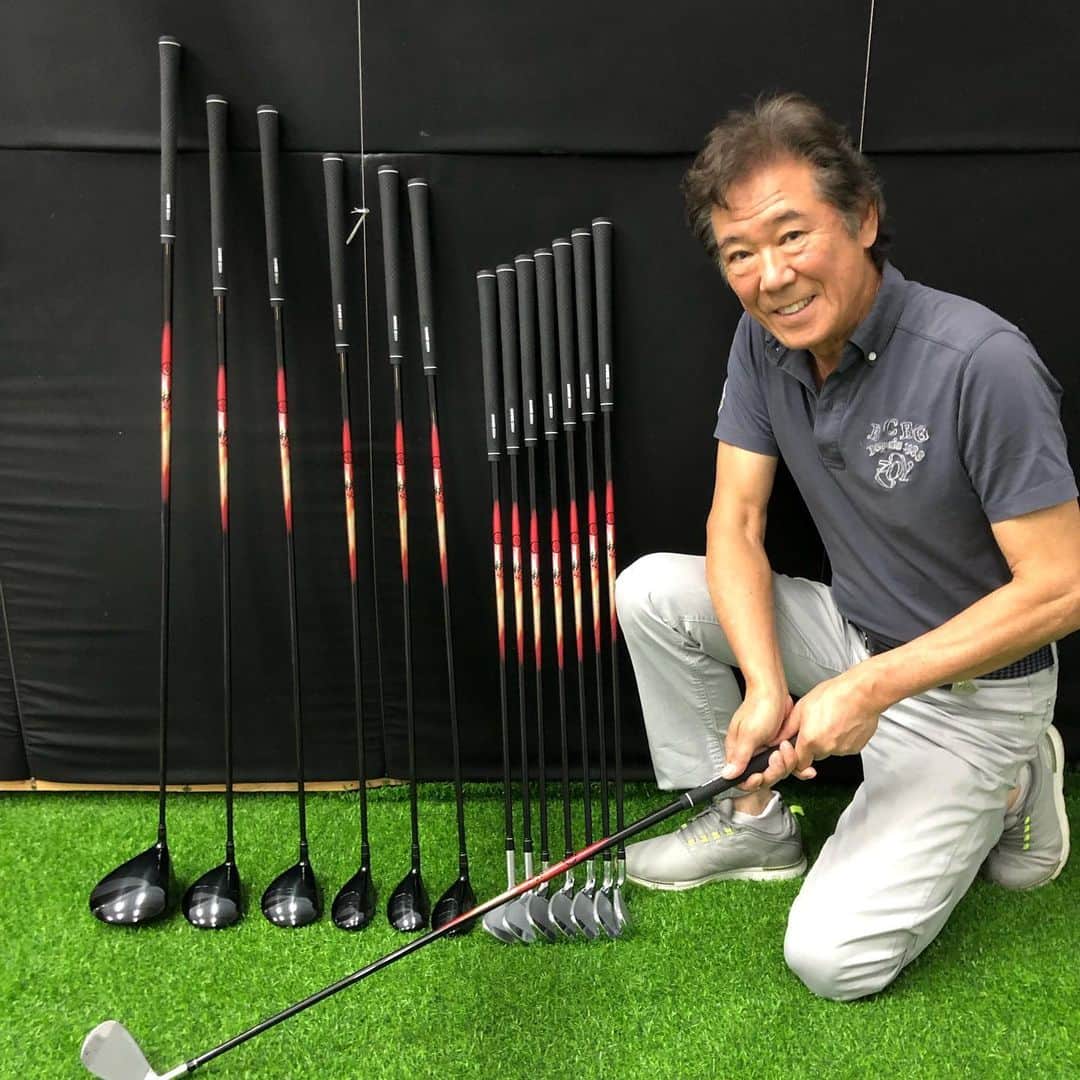 西岡徳馬のインスタグラム：「世界で一つのクラブセットが出来上がりました❣️ 全て "アキラ"プロダクツのヘッドで  シャフトはグラファイトの "秩父 "ですよ！ こんな贅沢な仕様、恐らく10年使います！ と言うことは 一生だ❗️ 笑  #西岡徳馬 #グラファイトデザイン #アキラプロダクツ #セガサミー #氷艶」