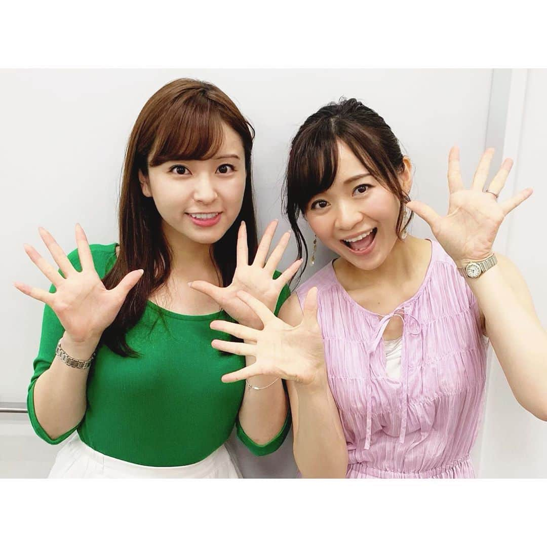 繁田美貴さんのインスタグラム写真 - (繁田美貴Instagram)「*＊ 隅田川花火大会が 1週間後に迫ってきました。 写真のポーズは 打ち上げ花火を表現したつもりなのですが、 伝わり、、ますか🤗🤗？(笑)  #独占生中継 #隅田川花火大会 #総合司会 は今年から #角谷暁子 アナウンサーにバトンタッチ！ #角谷ちゃん、よろしくね&ファイトッ☆ #大好き な #隅田川花火 #私は #応援団長(自称)として応援しながら #久々お家で 家族と観たいと思います！！ #お腹の子 にも #花火の音 は聞こえるかしら。。♪」7月20日 13時55分 - handa_miki