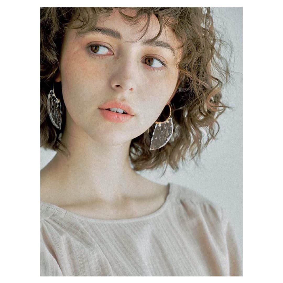 ETRÉ TOKYOさんのインスタグラム写真 - (ETRÉ TOKYOInstagram)「. 【 New Arrival 】 #クリアピアス Clear / ¥8,000+tax . クリスタルガラスのようなパーツを用いた見た目にも涼しげなピアスです。ハンドクラフト感漂う凸凹とした表面が特徴。大ぶりながらも軽やかな着け心地が魅力です。主張しすぎないので普段使いから旅行シーンまで幅広くお使いいただけます。 . オンラインストアと 各店舗にて発売中. プロフィールTOPのURLよりご覧下さい. . #etretokyo #etre #mydaysmyetre #etretokyostore #pierce #clear #accessory  #knitpants #エトレトウキョウ #ピアス #クリアピアス #アクセサリー  #カジュアル #大人カジュアル」7月20日 13時57分 - etretokyo