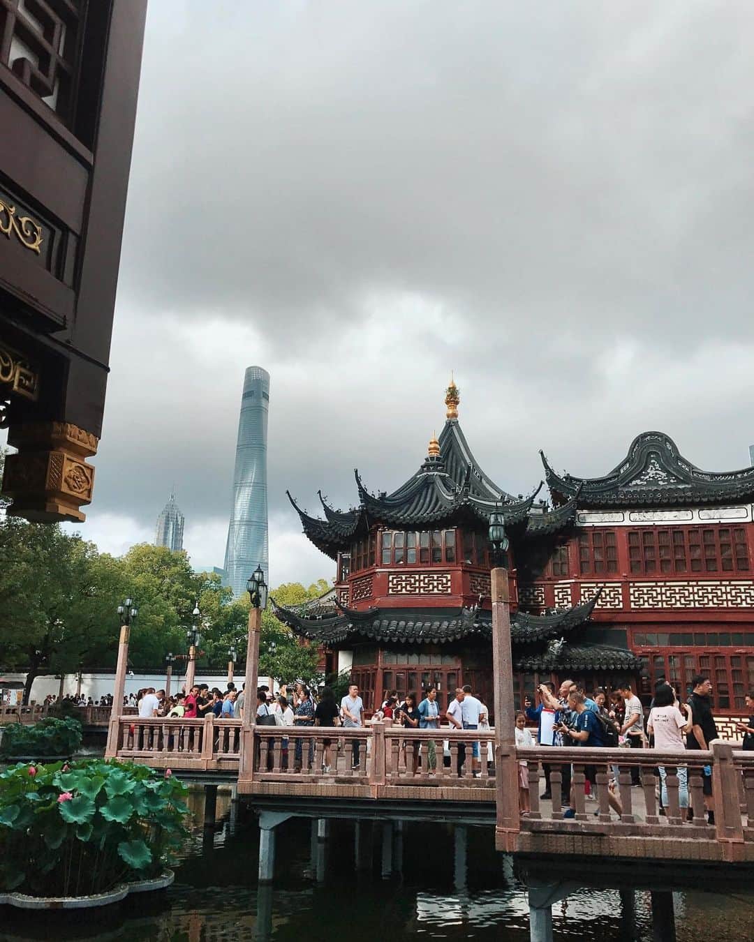 宮崎沙矢加さんのインスタグラム写真 - (宮崎沙矢加Instagram)「Shanghai is tradithional with pretty cool my fav town♥️♥️♥️There's old style n new style It's very meaningful to me. . . #Shanghai #china #yugarden #picoftheday #loveit #ilovesh #中国 #上海 #予園」7月20日 13時59分 - sarah___audrey