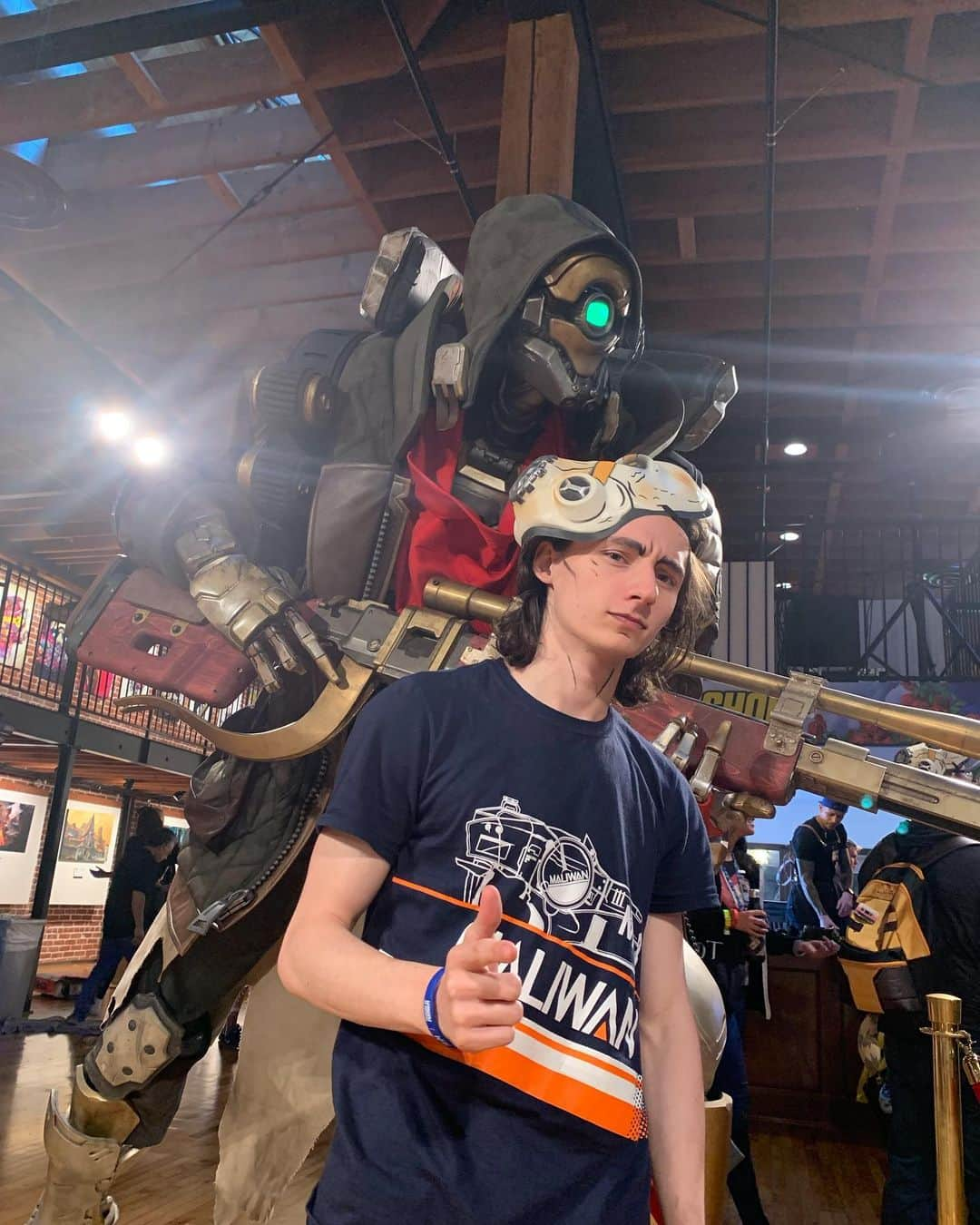 ジャレッド・スコット・ギルモアさんのインスタグラム写真 - (ジャレッド・スコット・ギルモアInstagram)「I had a blast at the Museum of Mayhem this evening, I got cell shaded and took a pic with a fellow Vault Hunter ... Yes, I’m a dork and it’s brilliant. Got my hands on some merch and have only managed to get myself more Digi-hyped for this game #borderlands3  All I gotta say is thanks @borderlands and @nerdist for putting on a truly badass event #letsmakesomemayhem #Borderlands #fl4k」7月20日 14時00分 - therealjaredgilmore