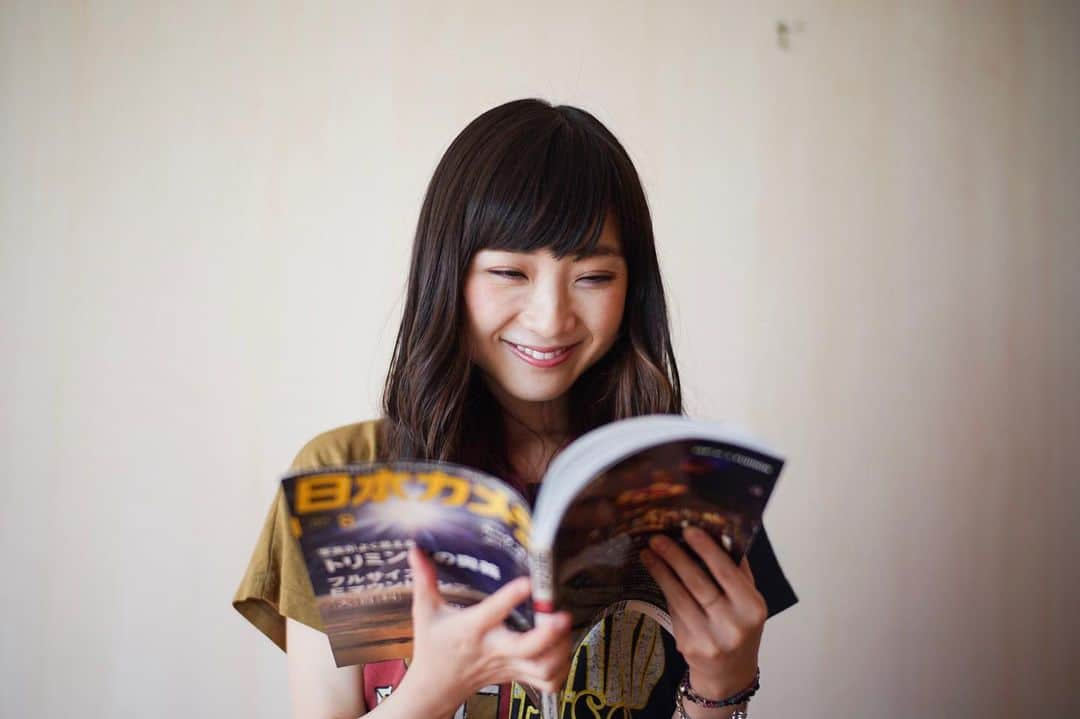 有安杏果さんのインスタグラム写真 - (有安杏果Instagram)「♪﻿ ﻿ 憧れの雑誌﻿ 『mina』と『日本カメラ』に﻿ 初めて出させていただきましたっ🌟﻿ ﻿ ﻿ 本当に本当に嬉しいですっっっ❤﻿ ﻿ とっても素敵な雑誌なので是非😌✨﻿ ﻿ 有安杏果﻿ ﻿ #mina﻿ #ミーナ﻿ #日本カメラ﻿  #CAPA #7月20日発売 #Sony ﻿ #Leica﻿ #canon﻿ #カメラ女子﻿ #メガネ女子﻿ #憧れの雑誌﻿ #夢が叶う」7月20日 14時01分 - ariyasu_momoka_official