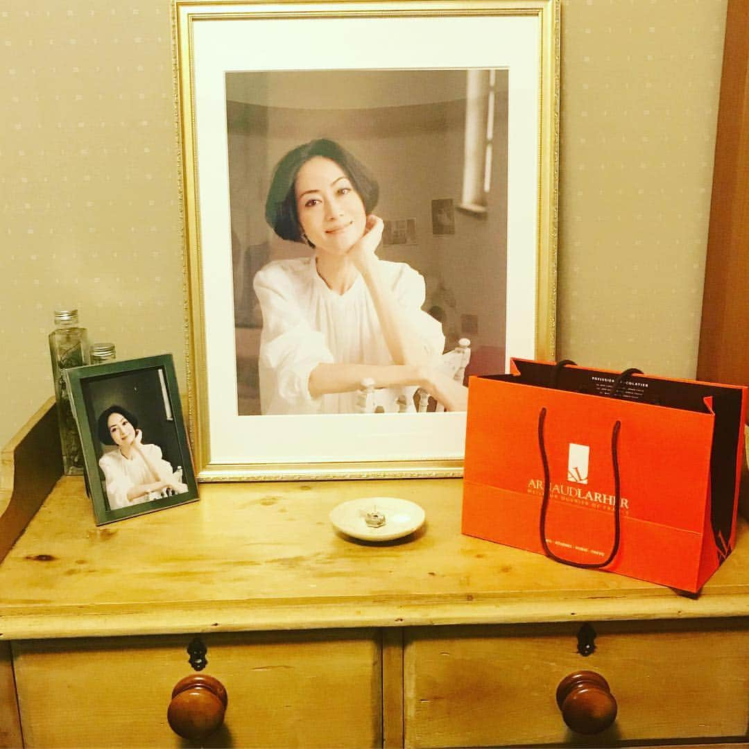 前田典子さんのインスタグラム写真 - (前田典子Instagram)「雅子ちゃんが旅立って4年✨ 昨夜、TBSでオンエアがありました#爆報theフライデー  の対談でお宅を訪問させていただきました。お式以来、ご主人とお会いして泣いたり笑ったり長い時間じっくりお話しさせていただきました😭😊 同世代のモデル 20代の頃は モデルとしては私と正反対のタイプなので お仕事で一緒になる回数は少なかった けど30代からは同じ事務所になってプライベートも仲良しに  お洒落で雰囲気のある 素敵なモデルさん✨ 美しい雅子ちゃん プロ意識が高く尊敬するところが多い  クールビューティな仕事の顔もお茶目で可愛らしいとこも 大好きだった💚  この度、 ご主人の大介さんが監督した映画「モデル雅子を追う旅 」が7月26日から公開 されます🎬  映画でまた、雅子ちゃんに会えるのが楽しみ❣️ 雅子ちゃんと同じ頬杖つくポーズやってみた😊  #JeanCocteau #サンテグジュペリ#BonjourTristesse 雅子ちゃんが大好きだったチョコレートをお供えに🍫  #モデル雅子 #model  #いつまでも忘れない  #友達 #仲間」7月20日 14時04分 - maenorichang