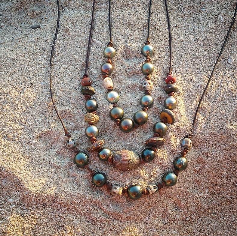 のインスタグラム：「Sunset light & Hawaaiian skies, pearls and Shaman beads for good measure #alohafriday #youknowyouwantit #mahalo #magic #madeinhawaii #love #tahitianpearls #artisan #mensfashion #menstyle #mensjewelry #heirloom #preciousstones #precious #magic」