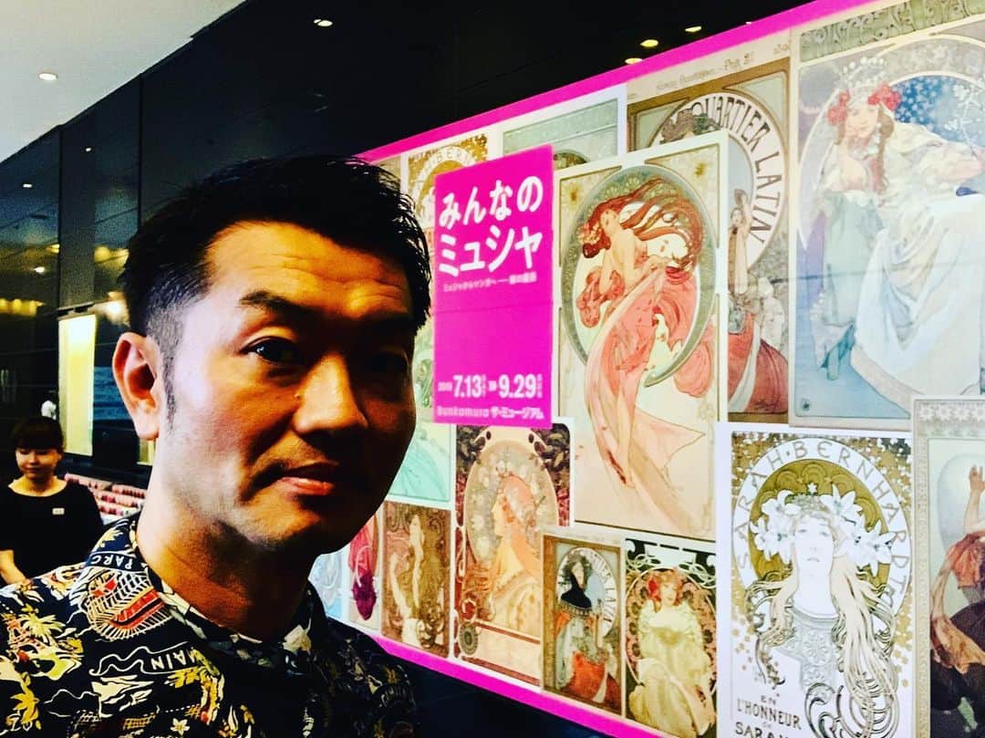 大抜卓人さんのインスタグラム写真 - (大抜卓人Instagram)「渋谷Bunkamura ザミュージアムで😆 開催中の展覧会😊 「みんなのミュシャ展」へ😆 アール・ヌーヴォーを代表する芸術家👩‍🎨 アルフォンス・ミュシャ😃 「美しく・わかりやすく・記憶に残る」 美の伝道師といわれる 彼の軌跡をたどる前半展示😃 ターニングポイントになった 舞台の宣伝ポスターの仕事😆 働いていた印刷工場がクリスマス休暇で 彼だけが働いていたので引き受けた経緯 その後の彼の人生を大きく変える作品に キャリアを振り返れば😃 失職を繰り返し生活に困窮するも 毎度ドラマのような手助けも😆 そうして様々なアートに 関わる仕事を経てオリジナルの タッチを確立😆 展示の後半は彼の画風に 影響を受けたアートに迫る内容😃 キングクリムゾンに The Rolling Stones 、YESやら 70年代のロックバンドのアルバムも🤘 すべてミュシャデザインに😆 さらに 晩年のミュシャ作風には 少女の目に星マークのような光😃 長くて美しい神と草花の装飾😃 これらは日本の少女漫画に継承され 神秘的なタッチは ファイナルファンタジーへと繋がる展示 日本の現役クリエイターによる ミュシャ愛コメントなど😆 日本の近代アートに 大きなファクターと なっていることを確認😃 素晴らしい展覧会で グッズを大量買い💦 また最初からぐるっと巡りたい😆 #ミュシャ展  #ytv  #キューン」7月20日 14時04分 - takutoonuki