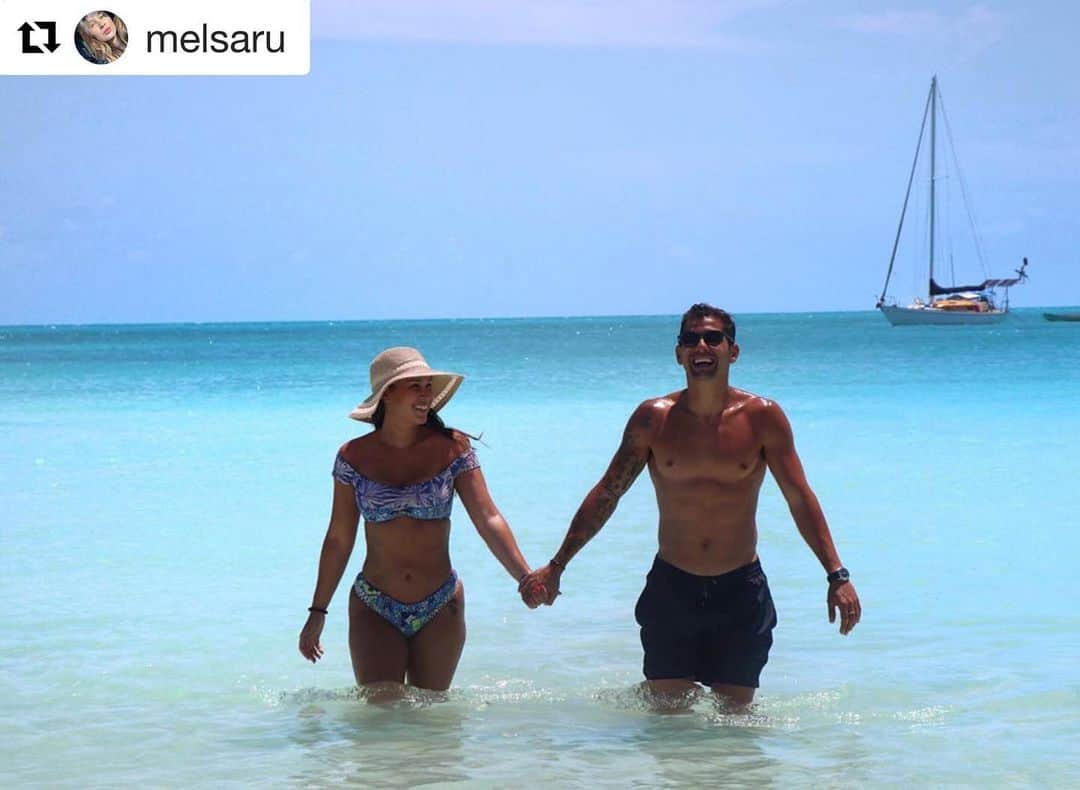 クリスチャン・ガンボアのインスタグラム：「#Repost @melsaru with @get_repost ・・・ Happiness... #love #bolitafotografo #island #holidays」