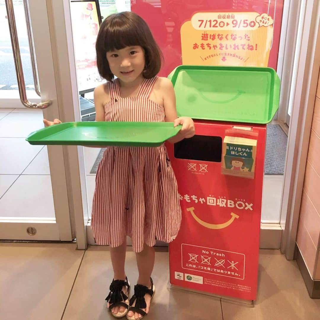 *yoko*さんのインスタグラム写真 - (*yoko*Instagram)「* ◇2019.7.20 sat. ・ マクドでおもちゃリサイクルしてきたよ🍟 ハッピーセット大好きやし、歴代のおもちゃが増えすぎてしまってて🙈 遊ばなくなったおもちゃもたくさんあるし、どうしよかな～って思ってた時に知ったマクドのおもちゃリサイクル。  いらなくなったものを簡単に捨てるんじゃなくって、こうやってリサイクルできることを知ったら、ものを大切にする心とか、ものに感謝したりすることとかも学べるし、少し難しいかもしれないけど、これから環境のことも学んでいってくれたらなって。  心乃も今回のことで、リサイクルってなになに？って興味持ってくれたし「今までありがとう」ってボックスに入れて「また他のおもちゃも持ってきてリサイクルする！」って達成感もあったようで、これも新しいお片付けの方法やなーって実感。 これからも、おもちゃリサイクル活用したいな。 ・ @mcdonaldsjapan #おもちゃリサイクル#ハッピーセット#マクドナルド#マック#ママライフ#ハッピーセットおもちゃ#マクドナルド_PR」7月20日 14時07分 - yococono