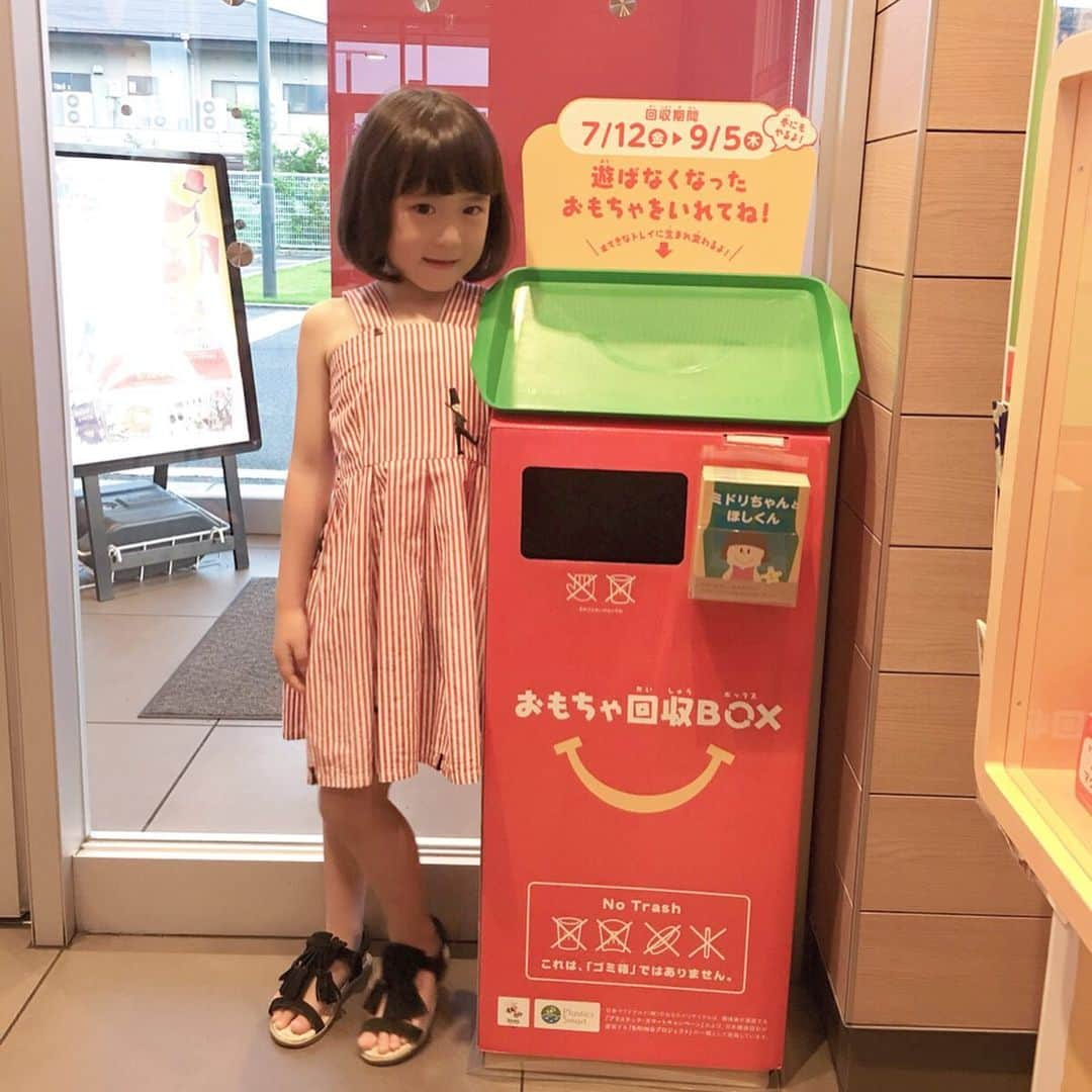 *yoko*さんのインスタグラム写真 - (*yoko*Instagram)「* ◇2019.7.20 sat. ・ マクドでおもちゃリサイクルしてきたよ🍟 ハッピーセット大好きやし、歴代のおもちゃが増えすぎてしまってて🙈 遊ばなくなったおもちゃもたくさんあるし、どうしよかな～って思ってた時に知ったマクドのおもちゃリサイクル。  いらなくなったものを簡単に捨てるんじゃなくって、こうやってリサイクルできることを知ったら、ものを大切にする心とか、ものに感謝したりすることとかも学べるし、少し難しいかもしれないけど、これから環境のことも学んでいってくれたらなって。  心乃も今回のことで、リサイクルってなになに？って興味持ってくれたし「今までありがとう」ってボックスに入れて「また他のおもちゃも持ってきてリサイクルする！」って達成感もあったようで、これも新しいお片付けの方法やなーって実感。 これからも、おもちゃリサイクル活用したいな。 ・ @mcdonaldsjapan #おもちゃリサイクル#ハッピーセット#マクドナルド#マック#ママライフ#ハッピーセットおもちゃ#マクドナルド_PR」7月20日 14時07分 - yococono