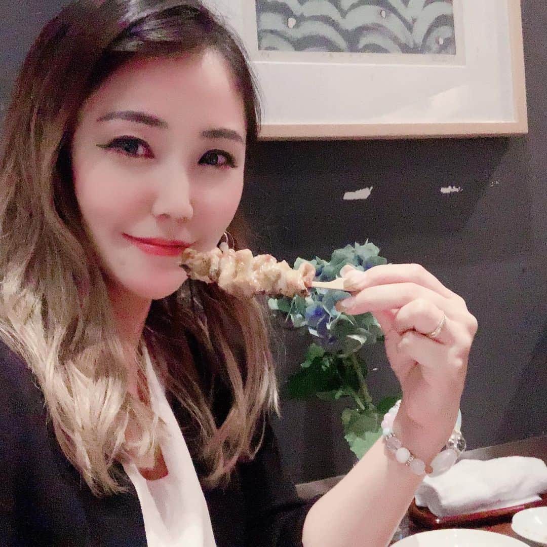 星読みプリンセス・エリ様さんのインスタグラム写真 - (星読みプリンセス・エリ様Instagram)「麻布十番にあるやきとり嶋家  @yakitorishimaya﻿ で主人と焼き鳥デート❤️﻿ ﻿ ここは世界で唯一の無菌鳥の鳥刺しと、日本一の地鶏と名高い熊野地鶏の焼き鳥が食べれるお店なの🐓✨﻿ ﻿ ﻿ 麻布十番という場所柄、デートのお客さんでいっぱいだったよ🙈🙈﻿ ﻿ ﻿ 頼んだのは﻿ 生野菜の盛り合わせ ¥1,800﻿ 焼き鳥おまかせ5本セット ¥1,600(一人前)﻿ 高坂熟成鳥とり刺し盛り合わせ ¥1,800﻿ とろレバ ¥680﻿ 若どりのもも肉から揚げ ¥900﻿ 熊野地鶏のスペアリブ ¥600﻿ 出汁巻き玉子 ¥850﻿ ﻿ ﻿ これでもか！と鳥肉料理をチョイス🙌﻿ ﻿ とり刺しは鮮度にこだわっているので、提供から20分間で食べるんだけど、どの部位も美味しすぎてすぐにペロリ😍💕💕﻿ ﻿ 熊野地鶏の焼き鳥も、どの部位も美味しくて﻿ 主人と２人「美味しいね♡」が止まらない😋﻿ ﻿ お肉がこんなに柔らかくて美味しいんだから、玉子も美味しいに決まってる！と頼んだ玉子焼きも、﻿ しっかりと玉子の味と出汁のうまみを感じられる一品🥚♬﻿ ﻿ ﻿ 後ね、地味に美味しくて感動したのが﻿ 自家製の梅干しを使った梅干しサワー！！﻿ ﻿ わたし子どもの頃がすっぱい梅干しが大好きで😍﻿ たまに梅干しサワー頼むとはちみつ梅が入ってるお店があってガッカリなんだけど、﻿ ここのは紫蘇と塩だけのすっぱくてしょっぱい昔ながらの梅干しだから、凄い美味しかった💕💕﻿ ﻿ ﻿ 主人と２人でカウンターで焼き鳥を食べてるなんて、こんな大人なデートをする年齢になったんだな☺️と﻿ 改めて２０歳で結婚して今年１4年、あっという間にお互い歳をとったことにびっくり笑﻿ ﻿ ﻿ ﻿ ----*----*----*----*﻿ ﻿ やきとり嶋家 ﻿ 東京都港区南麻布2-7-25 ストーク麻布 1F﻿ ﻿ ----*----*----*----*﻿ ﻿ ﻿ #やきとり嶋家 #麻布十番焼鳥 ﻿ #麻布十番グルメ #麻布十番ディナー ﻿ #白金焼鳥 #白金グルメ ﻿ #白金ディナー #pr#デート #麻布デート#麻布十番  #南麻布#南麻布グルメ #グルメ女子#foodstagram  #酒飲み#酒飲み女子」7月20日 14時08分 - eri.princessmind