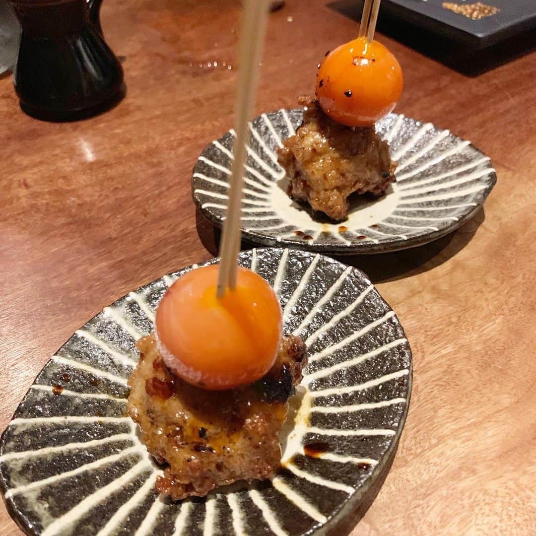 星読みプリンセス・エリ様さんのインスタグラム写真 - (星読みプリンセス・エリ様Instagram)「麻布十番にあるやきとり嶋家  @yakitorishimaya﻿ で主人と焼き鳥デート❤️﻿ ﻿ ここは世界で唯一の無菌鳥の鳥刺しと、日本一の地鶏と名高い熊野地鶏の焼き鳥が食べれるお店なの🐓✨﻿ ﻿ ﻿ 麻布十番という場所柄、デートのお客さんでいっぱいだったよ🙈🙈﻿ ﻿ ﻿ 頼んだのは﻿ 生野菜の盛り合わせ ¥1,800﻿ 焼き鳥おまかせ5本セット ¥1,600(一人前)﻿ 高坂熟成鳥とり刺し盛り合わせ ¥1,800﻿ とろレバ ¥680﻿ 若どりのもも肉から揚げ ¥900﻿ 熊野地鶏のスペアリブ ¥600﻿ 出汁巻き玉子 ¥850﻿ ﻿ ﻿ これでもか！と鳥肉料理をチョイス🙌﻿ ﻿ とり刺しは鮮度にこだわっているので、提供から20分間で食べるんだけど、どの部位も美味しすぎてすぐにペロリ😍💕💕﻿ ﻿ 熊野地鶏の焼き鳥も、どの部位も美味しくて﻿ 主人と２人「美味しいね♡」が止まらない😋﻿ ﻿ お肉がこんなに柔らかくて美味しいんだから、玉子も美味しいに決まってる！と頼んだ玉子焼きも、﻿ しっかりと玉子の味と出汁のうまみを感じられる一品🥚♬﻿ ﻿ ﻿ 後ね、地味に美味しくて感動したのが﻿ 自家製の梅干しを使った梅干しサワー！！﻿ ﻿ わたし子どもの頃がすっぱい梅干しが大好きで😍﻿ たまに梅干しサワー頼むとはちみつ梅が入ってるお店があってガッカリなんだけど、﻿ ここのは紫蘇と塩だけのすっぱくてしょっぱい昔ながらの梅干しだから、凄い美味しかった💕💕﻿ ﻿ ﻿ 主人と２人でカウンターで焼き鳥を食べてるなんて、こんな大人なデートをする年齢になったんだな☺️と﻿ 改めて２０歳で結婚して今年１4年、あっという間にお互い歳をとったことにびっくり笑﻿ ﻿ ﻿ ﻿ ----*----*----*----*﻿ ﻿ やきとり嶋家 ﻿ 東京都港区南麻布2-7-25 ストーク麻布 1F﻿ ﻿ ----*----*----*----*﻿ ﻿ ﻿ #やきとり嶋家 #麻布十番焼鳥 ﻿ #麻布十番グルメ #麻布十番ディナー ﻿ #白金焼鳥 #白金グルメ ﻿ #白金ディナー #pr#デート #麻布デート#麻布十番  #南麻布#南麻布グルメ #グルメ女子#foodstagram  #酒飲み#酒飲み女子」7月20日 14時08分 - eri.princessmind