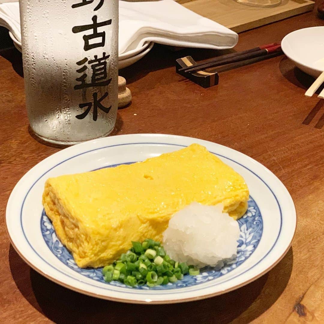 星読みプリンセス・エリ様さんのインスタグラム写真 - (星読みプリンセス・エリ様Instagram)「麻布十番にあるやきとり嶋家  @yakitorishimaya﻿ で主人と焼き鳥デート❤️﻿ ﻿ ここは世界で唯一の無菌鳥の鳥刺しと、日本一の地鶏と名高い熊野地鶏の焼き鳥が食べれるお店なの🐓✨﻿ ﻿ ﻿ 麻布十番という場所柄、デートのお客さんでいっぱいだったよ🙈🙈﻿ ﻿ ﻿ 頼んだのは﻿ 生野菜の盛り合わせ ¥1,800﻿ 焼き鳥おまかせ5本セット ¥1,600(一人前)﻿ 高坂熟成鳥とり刺し盛り合わせ ¥1,800﻿ とろレバ ¥680﻿ 若どりのもも肉から揚げ ¥900﻿ 熊野地鶏のスペアリブ ¥600﻿ 出汁巻き玉子 ¥850﻿ ﻿ ﻿ これでもか！と鳥肉料理をチョイス🙌﻿ ﻿ とり刺しは鮮度にこだわっているので、提供から20分間で食べるんだけど、どの部位も美味しすぎてすぐにペロリ😍💕💕﻿ ﻿ 熊野地鶏の焼き鳥も、どの部位も美味しくて﻿ 主人と２人「美味しいね♡」が止まらない😋﻿ ﻿ お肉がこんなに柔らかくて美味しいんだから、玉子も美味しいに決まってる！と頼んだ玉子焼きも、﻿ しっかりと玉子の味と出汁のうまみを感じられる一品🥚♬﻿ ﻿ ﻿ 後ね、地味に美味しくて感動したのが﻿ 自家製の梅干しを使った梅干しサワー！！﻿ ﻿ わたし子どもの頃がすっぱい梅干しが大好きで😍﻿ たまに梅干しサワー頼むとはちみつ梅が入ってるお店があってガッカリなんだけど、﻿ ここのは紫蘇と塩だけのすっぱくてしょっぱい昔ながらの梅干しだから、凄い美味しかった💕💕﻿ ﻿ ﻿ 主人と２人でカウンターで焼き鳥を食べてるなんて、こんな大人なデートをする年齢になったんだな☺️と﻿ 改めて２０歳で結婚して今年１4年、あっという間にお互い歳をとったことにびっくり笑﻿ ﻿ ﻿ ﻿ ----*----*----*----*﻿ ﻿ やきとり嶋家 ﻿ 東京都港区南麻布2-7-25 ストーク麻布 1F﻿ ﻿ ----*----*----*----*﻿ ﻿ ﻿ #やきとり嶋家 #麻布十番焼鳥 ﻿ #麻布十番グルメ #麻布十番ディナー ﻿ #白金焼鳥 #白金グルメ ﻿ #白金ディナー #pr#デート #麻布デート#麻布十番  #南麻布#南麻布グルメ #グルメ女子#foodstagram  #酒飲み#酒飲み女子」7月20日 14時08分 - eri.princessmind