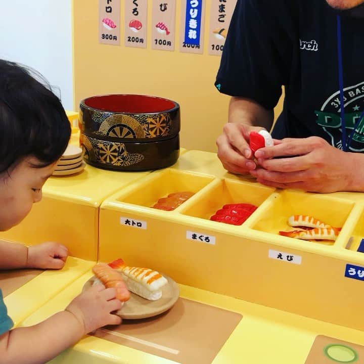 岡田優介のインスタグラム：「お寿司デビュー  #sushi #lovesushi🍣 #0歳児クラス #良い食べっぷり #海老は尻尾から」