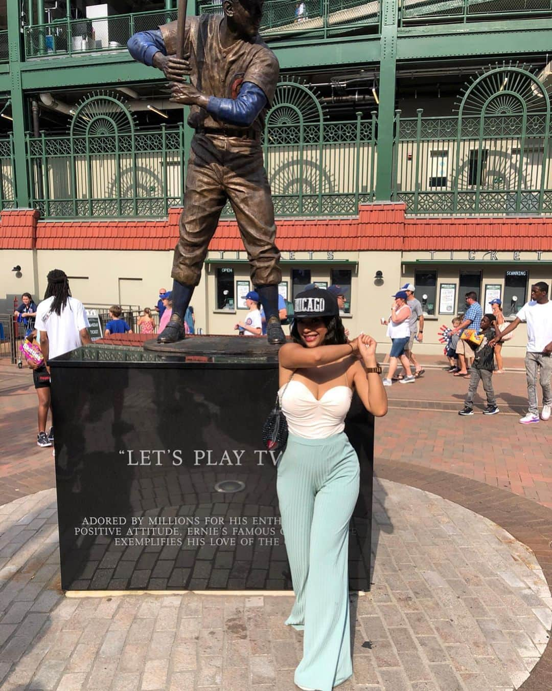 ユリサさんのインスタグラム写真 - (ユリサInstagram)「Take me out to the ball game🎶⚾️🌈 Chicago Cubs💙 1914年からある歴史ある球場で雰囲気は大好き💖 でも、湿気があって、体感温度40度で、めちゃくちゃ暑くて溶けた🔥同じアメリカでも場所によって全くお天気の感じが違うからビックリ☀️ #cubs #ballgame #baseball  #Chicago #WrigleyField #chicagocubs」7月20日 14時15分 - yurisa