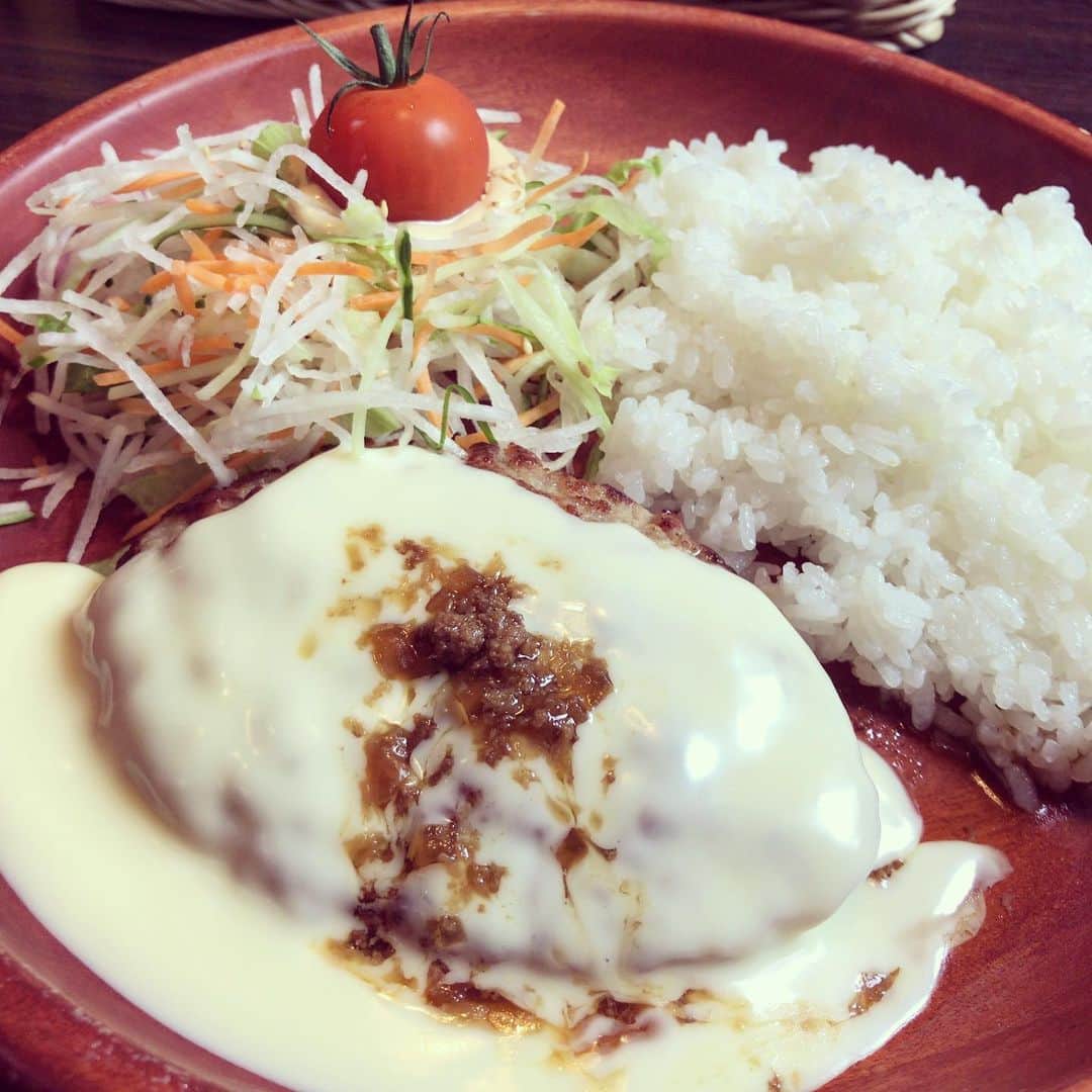 加藤千恵のインスタグラム：「先日のびっくりドンキー。濃厚なのが食べたくて、ひっさしぶりのフォンデュ風チーズバーグディッシュ（普段は単なるチーズバーグディッシュか、おろしそバーグディッシュが多い）。このあとストロベリーソフト（という名のパフェ）も食べた。高校時代のようだった。」