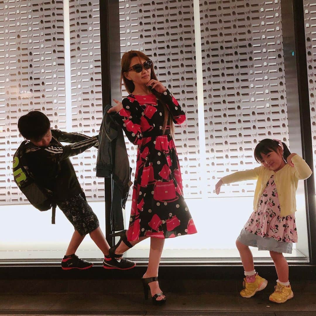 のインスタグラム：「ファミリーで銀座デート❤️❤️❤️ ・ ・ いつもご機嫌でいることが 我が家のテーマ✨ ・ ・ おしゃれな銀座でも ・ 田んぼのなかの小道でも ・ どんな環境でも楽しめる😉✌️ ・ ・ それが私たち💖💖💖 #山内智恵 #マキろん #銀座 #銀座デート  #ginza #山内さんち #ご機嫌  #どんな環境でも楽しめる」