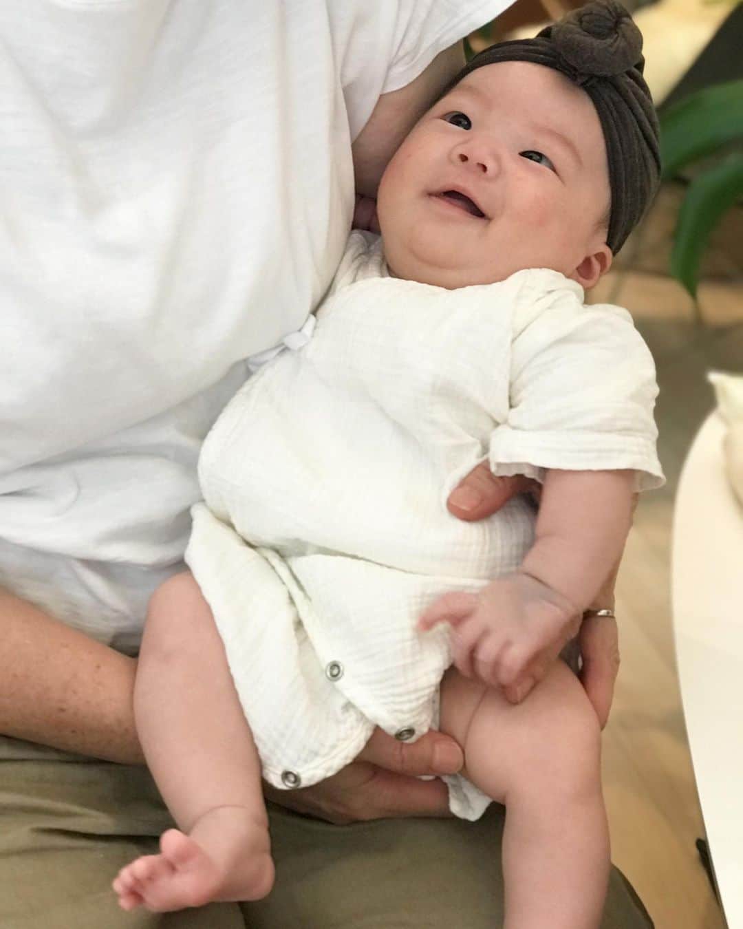濱中鮎子のインスタグラム：「ばぁばに抱かれてご満悦ガール。  #この帽子たまらない #小浪夫妻からのいただきもの #アウアウ会話してます  #朝から腕の中離れてくれません😂 #寝てくれ〜  #お嬢 #昼間はこどもビームスで買ったAOの服を #毎日着ている  #aodaikanyama」